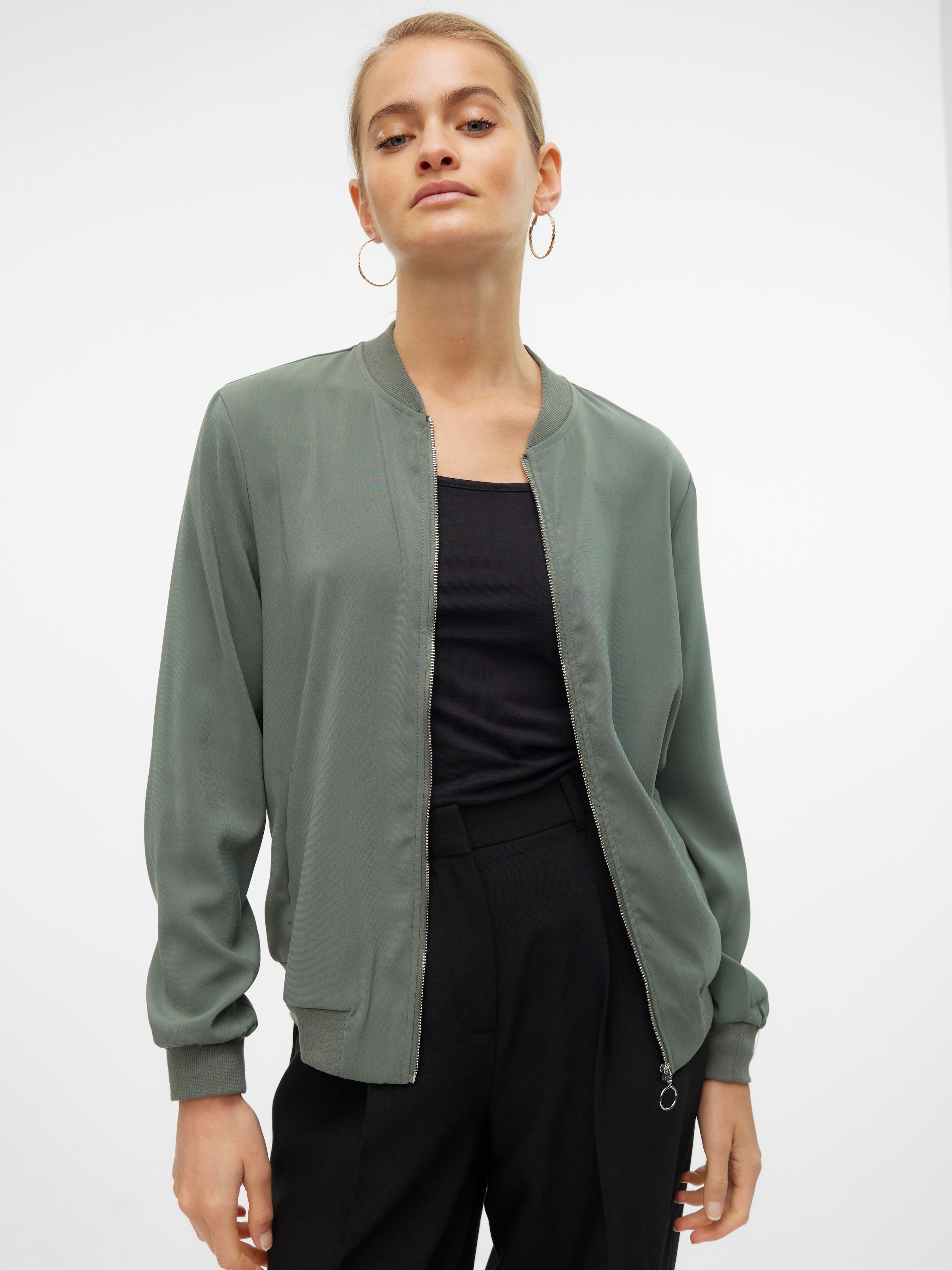 Vero Moda Kurzjacke »VMCONNY, leichte Jacke für den Übergang« seitliche Eingrifftaschen, Rippbündchen