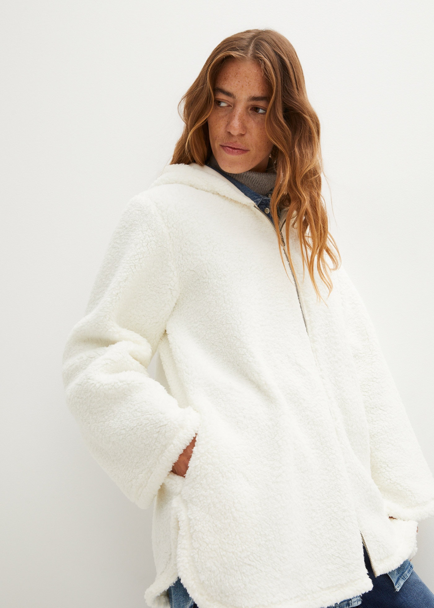 bonprix Fleecejacke mit Kapuze aus kuscheligem Teddymaterial, mit Stehkragen und Kapuze, in A-Linie