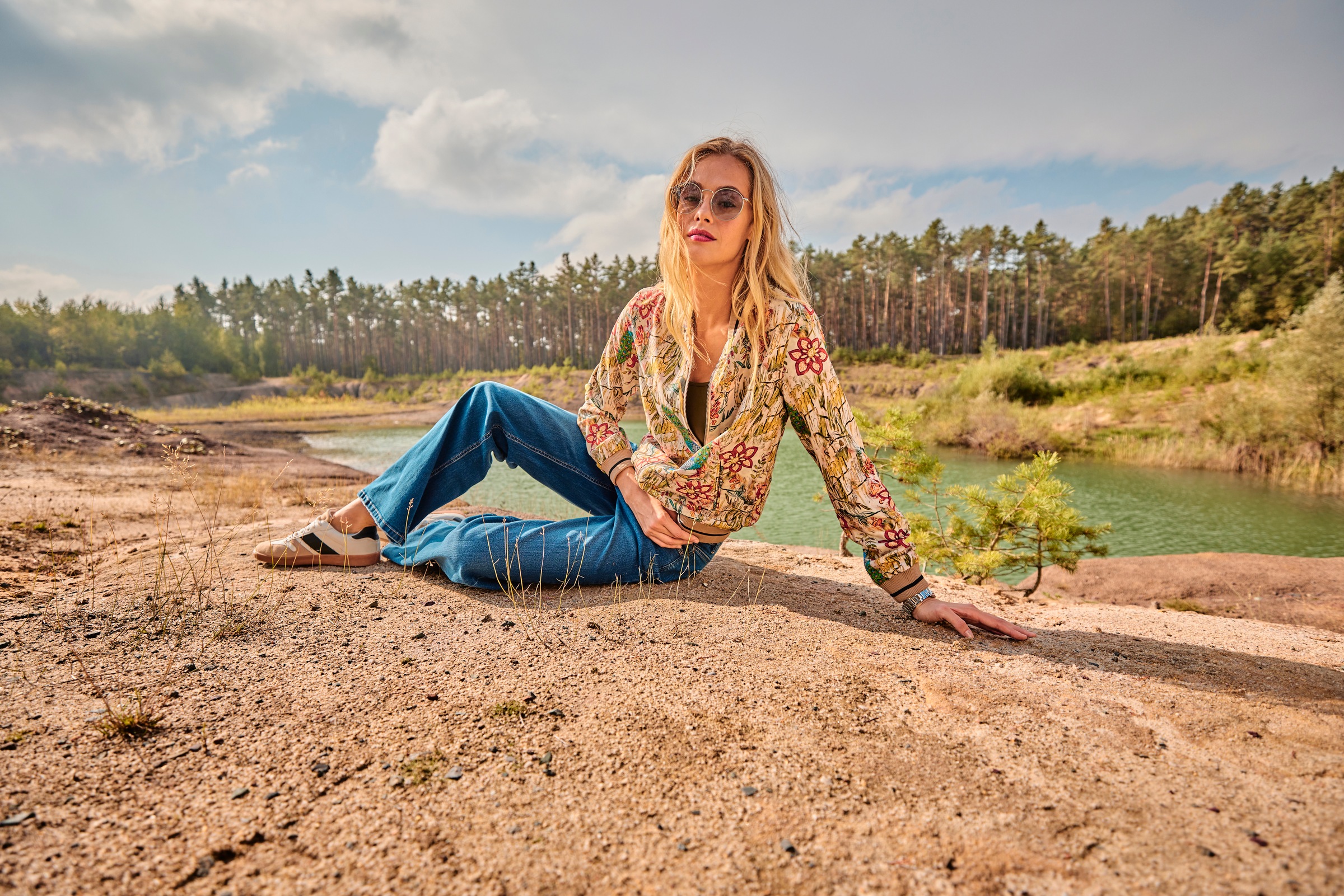 Aniston CASUAL Blouson, mit farbenfrohen Pfauen und Blumen bedruckt