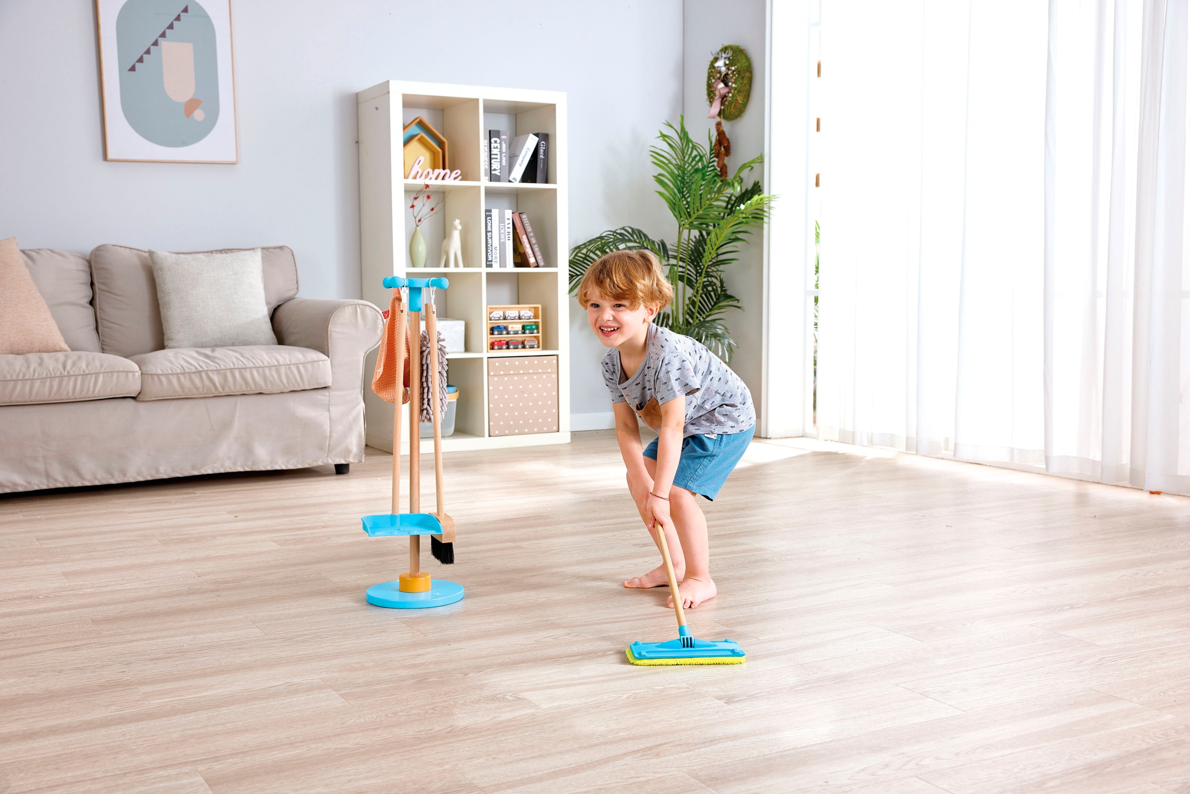 Hape Kinder-Besen »Spielzeug-Putzset mit Ordnungsständer«, (Set, 6 tlg.)