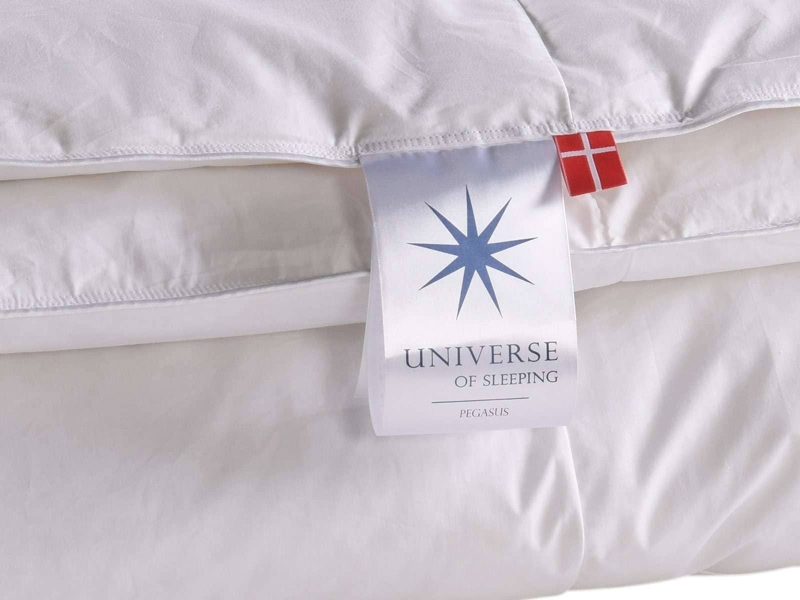Universe of sleeping Kunstfaserbettdecke »Pegasus, pflegeleicht, Allergikergeeignet, 3 Wärmekl., Made in Denmark«, warm, Füllung Mischung aus 50% Polyesterfasern & 50% Europäische Feder-Daunenfüllung, (1 St.)