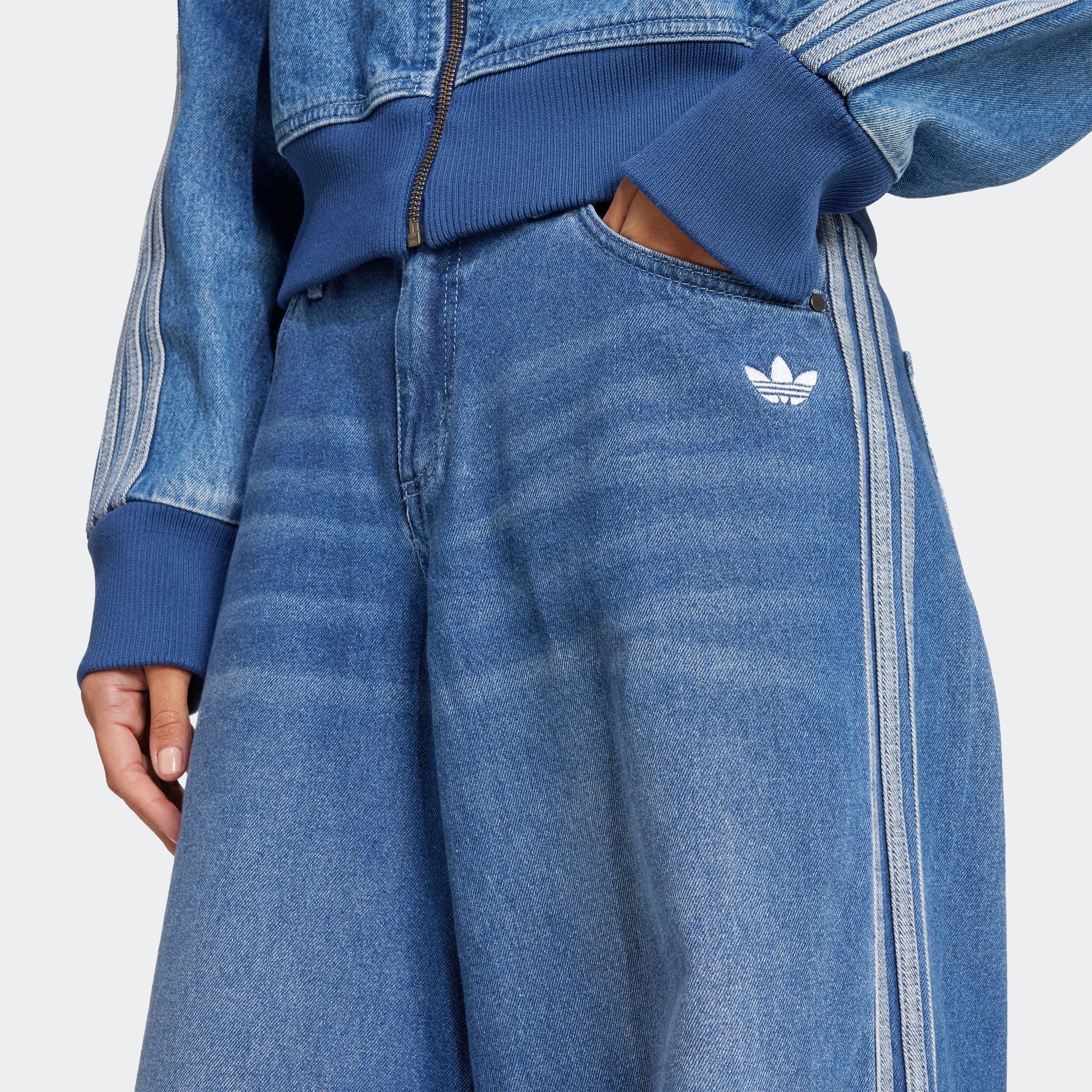 adidas Originals Sporthose »DENIM WIDE PANT«, (1 tlg.), adidas Jeans, lässiger Style von der Moder der 90er inspiriert