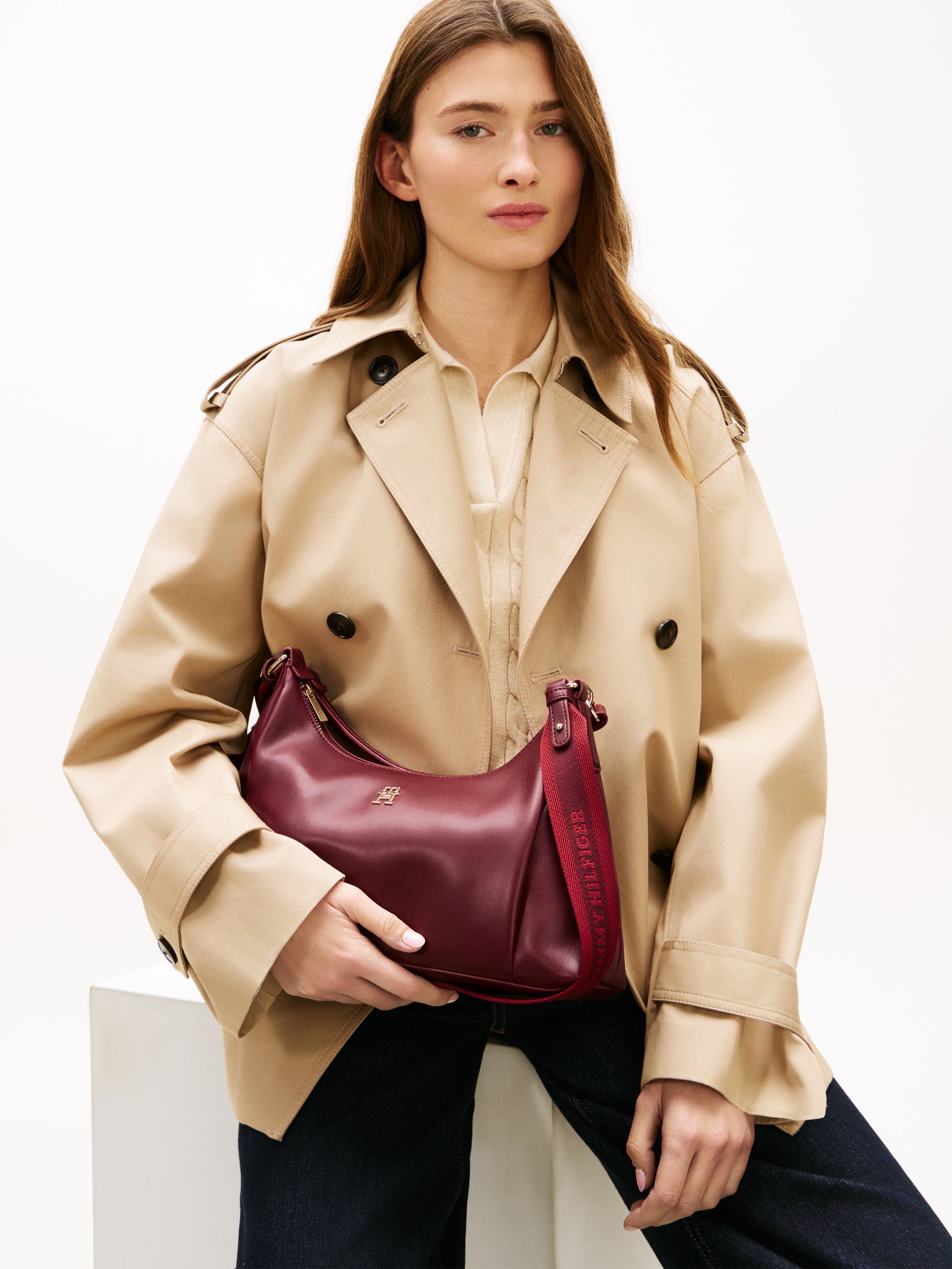 Tommy Hilfiger Schultertasche »TH ESSENTIAL SHOULDER BAG« Damen Umhängetasche, Tragetasche mit edlem TH-Schmucklogo