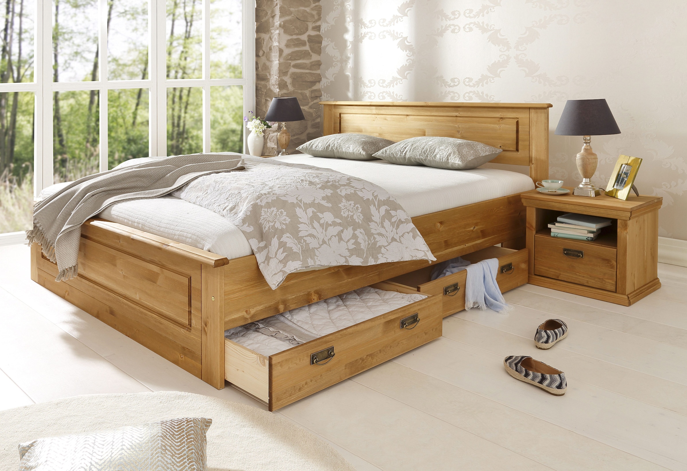 Home affaire Massivholzbett »Madrid, Landhausstil, hohe Belastbarkeit!«, (Breite/Belastbarkeit 180cm/220 KG, 160cm/200 KG, 90cm/=120 KG), aus FSC®-zertifizierter Kiefer, INKLUSIVE Rollrost, Kassettenoptik