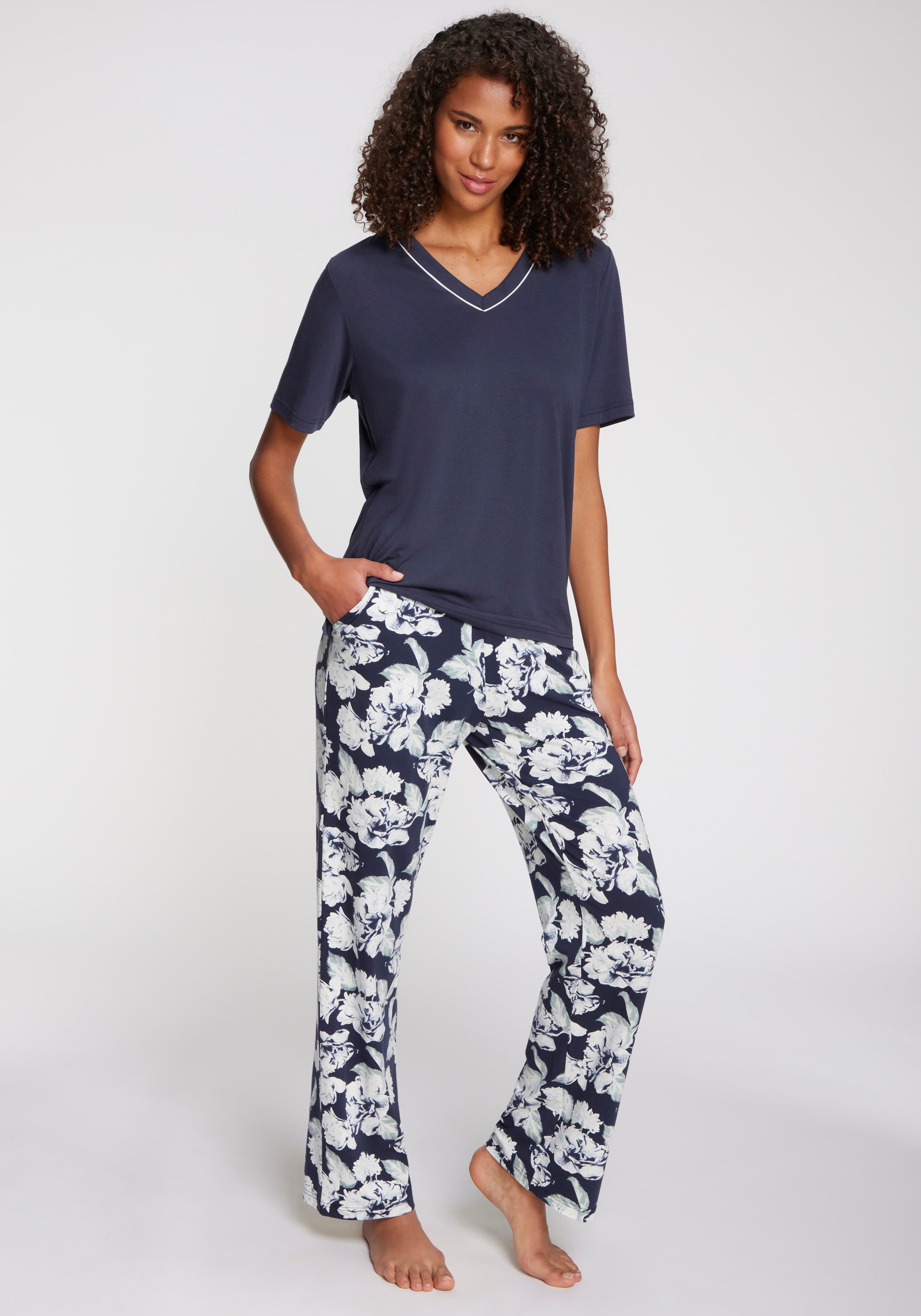 LASCANA Pyjama, (2 tlg.), mit schönem Blumenmuster