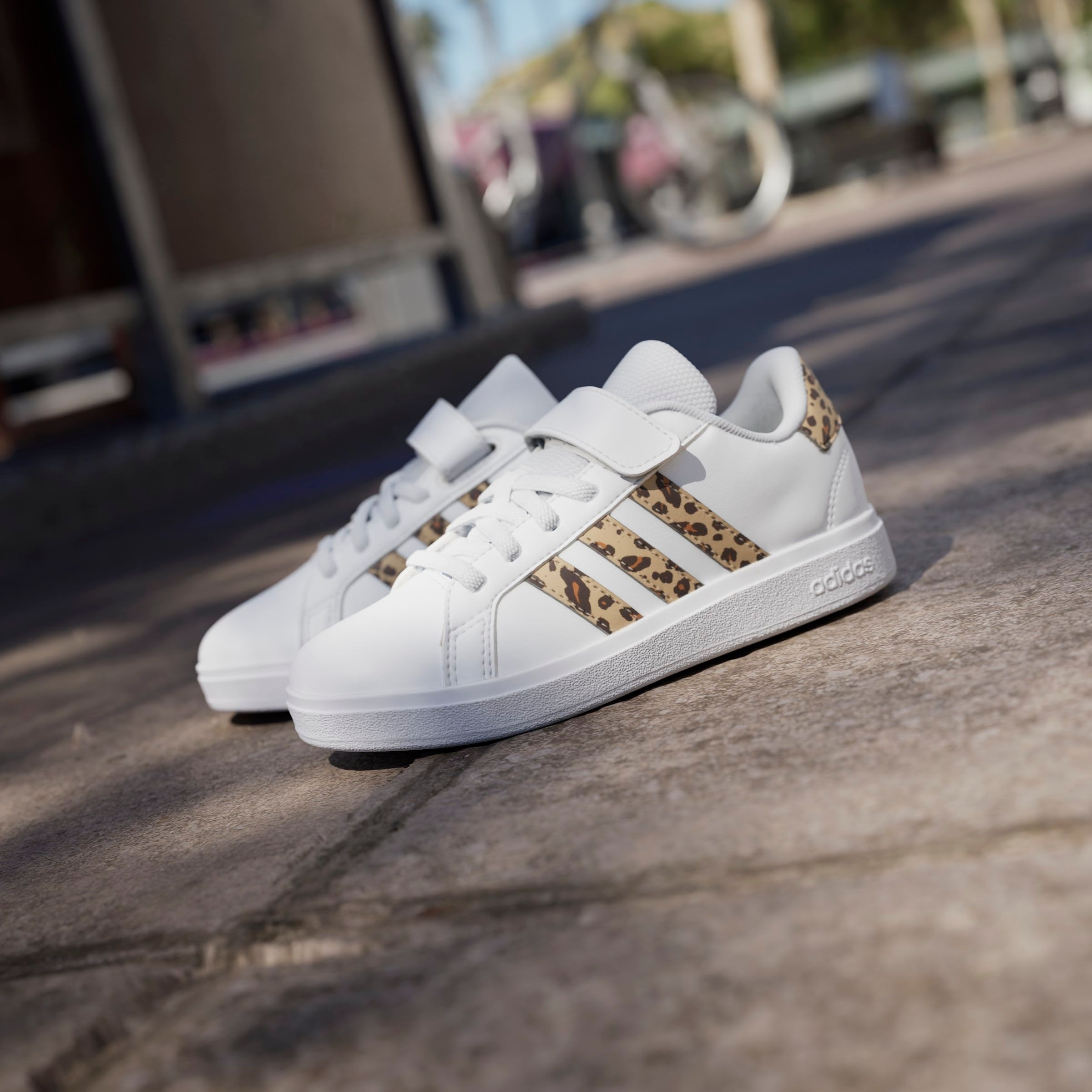 adidas Sportswear Sneaker »GRAND COURT 2.0 KIDS«, Design auf den Spuren des adidas Superstar