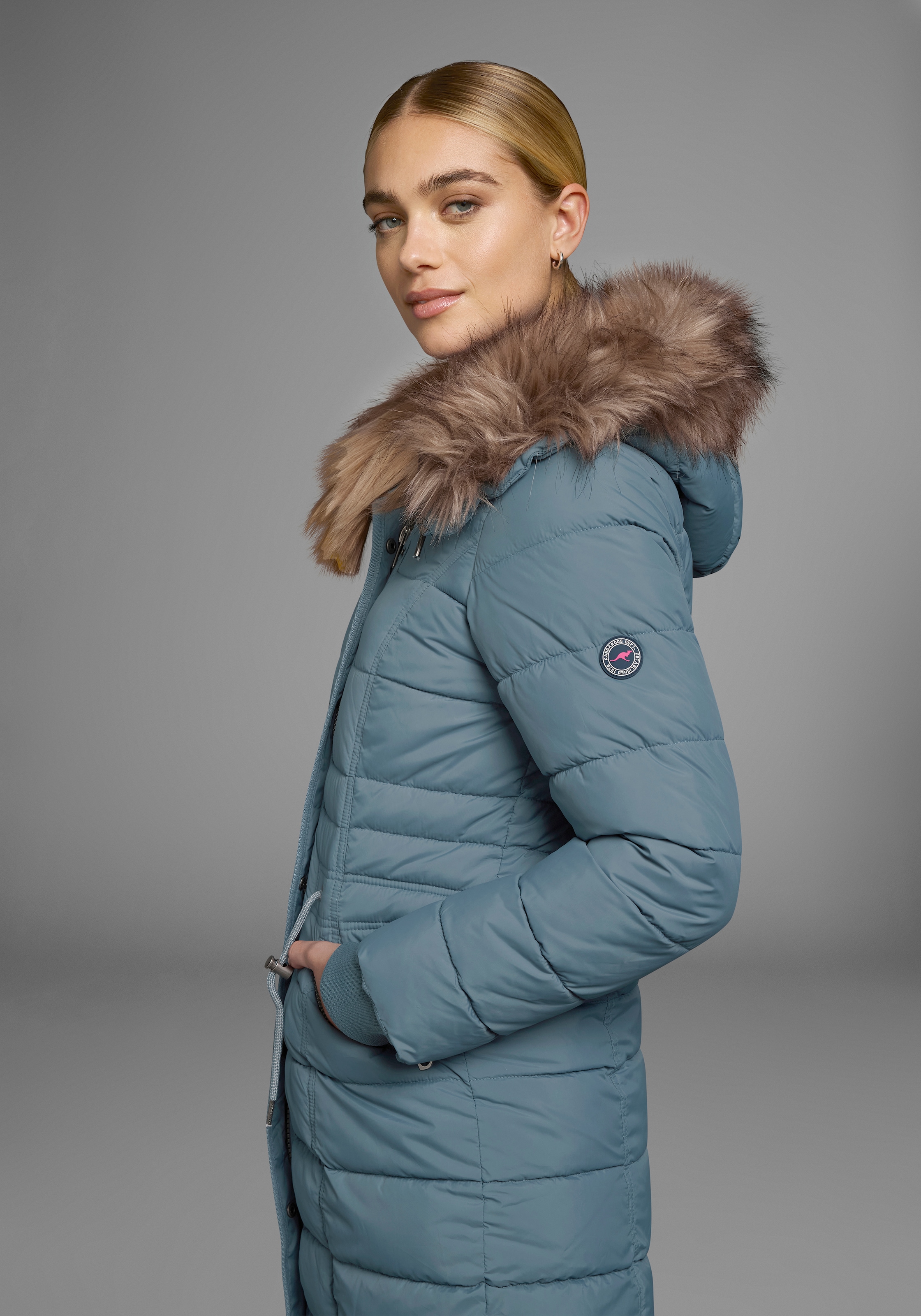 KangaROOS Steppjacke, mit Kapuze, figurbetonter Schnitt, mit Reißverschlusstaschen