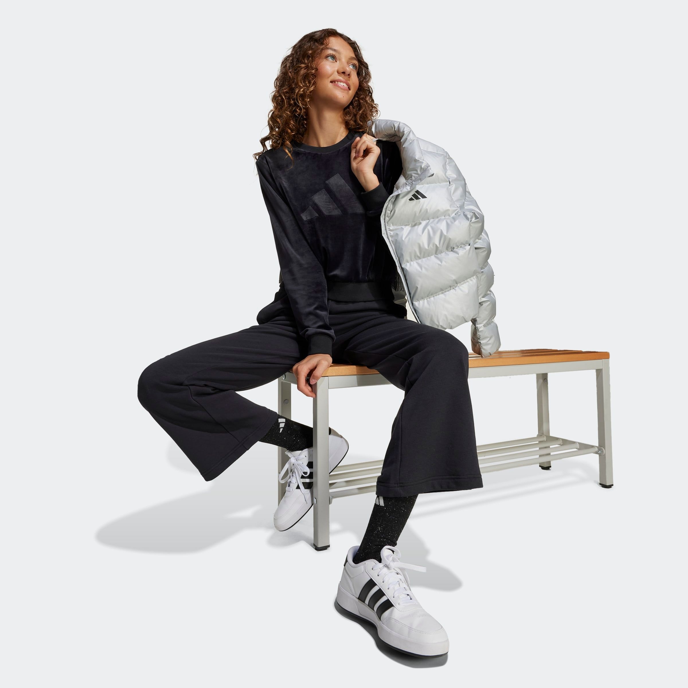 adidas Sportswear Sweatshirt »GIRL HOLIDAY BAUCHFREIES«, aus weichem Samt, bauchfreier Schnitt, Rundhalsausschnitt
