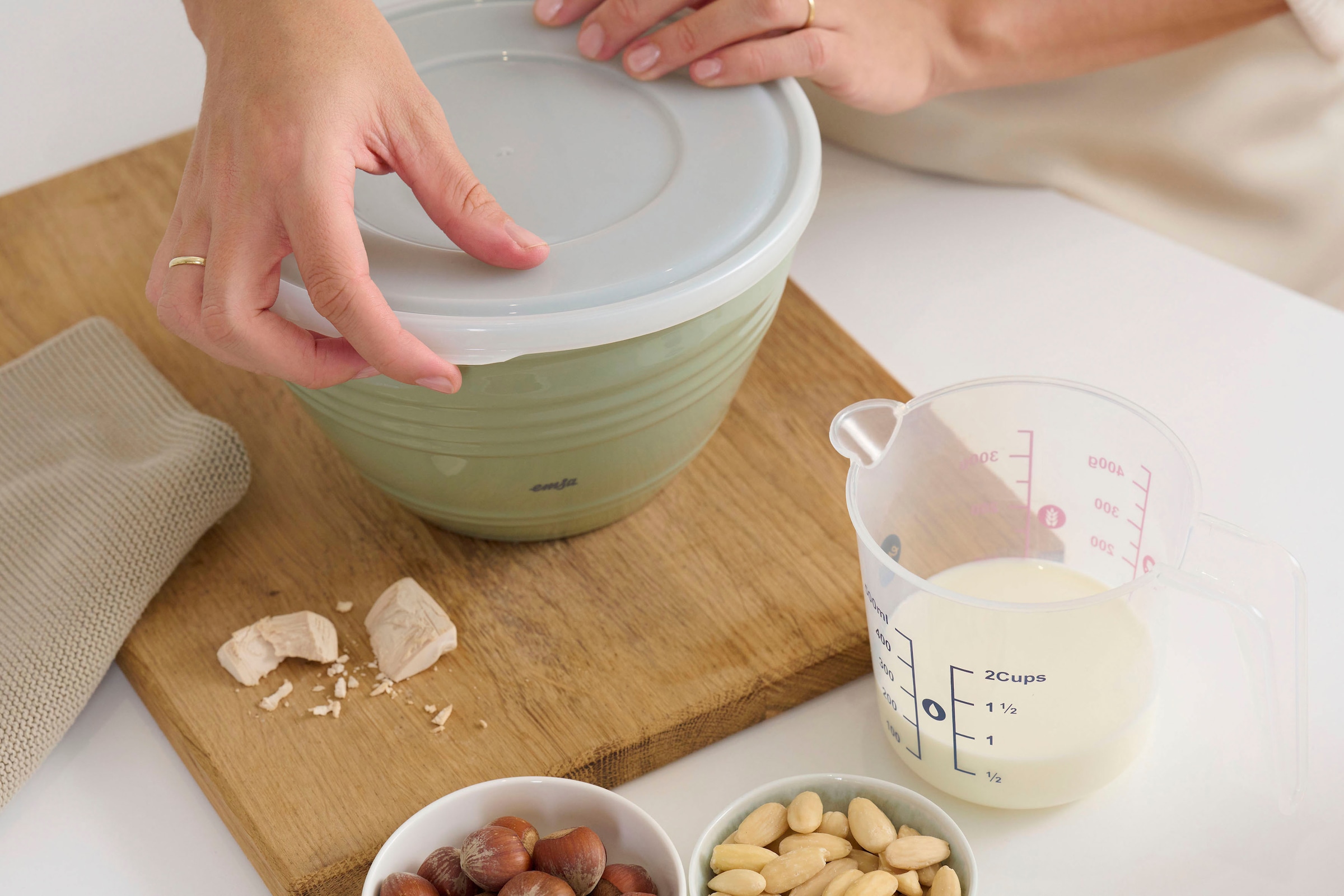 Emsa Rührschüssel »Prep&Bake«, 1 tlg., aus Kunststoff, mit konservierendem Deckel, rutschfester Boden, Ausgießlippe