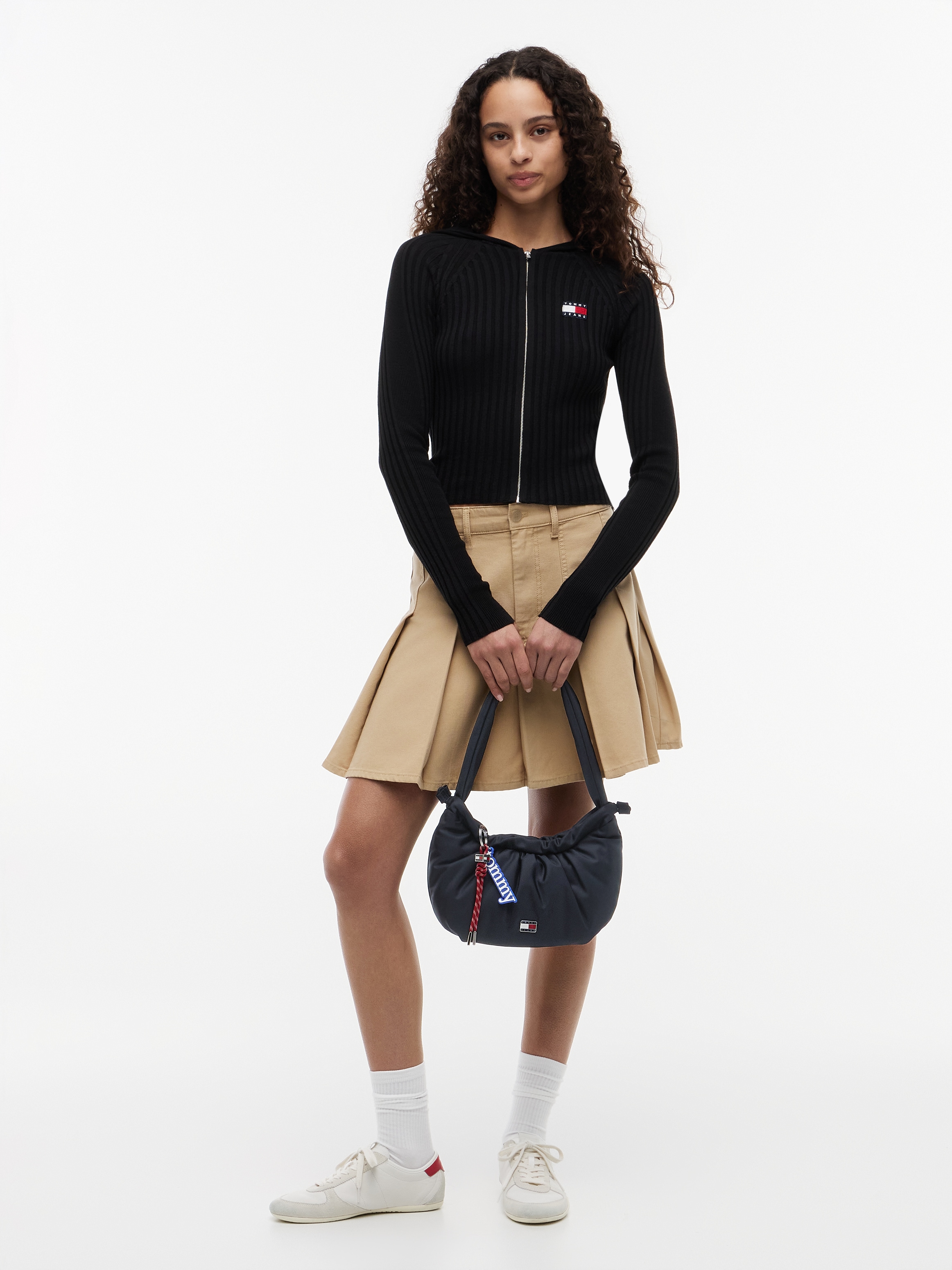 Tommy Jeans Schultertasche »TJW ICON CHARMS SHOULDER BAG« Damen Handtasche, Umhängetasche mit modischen Raffungen