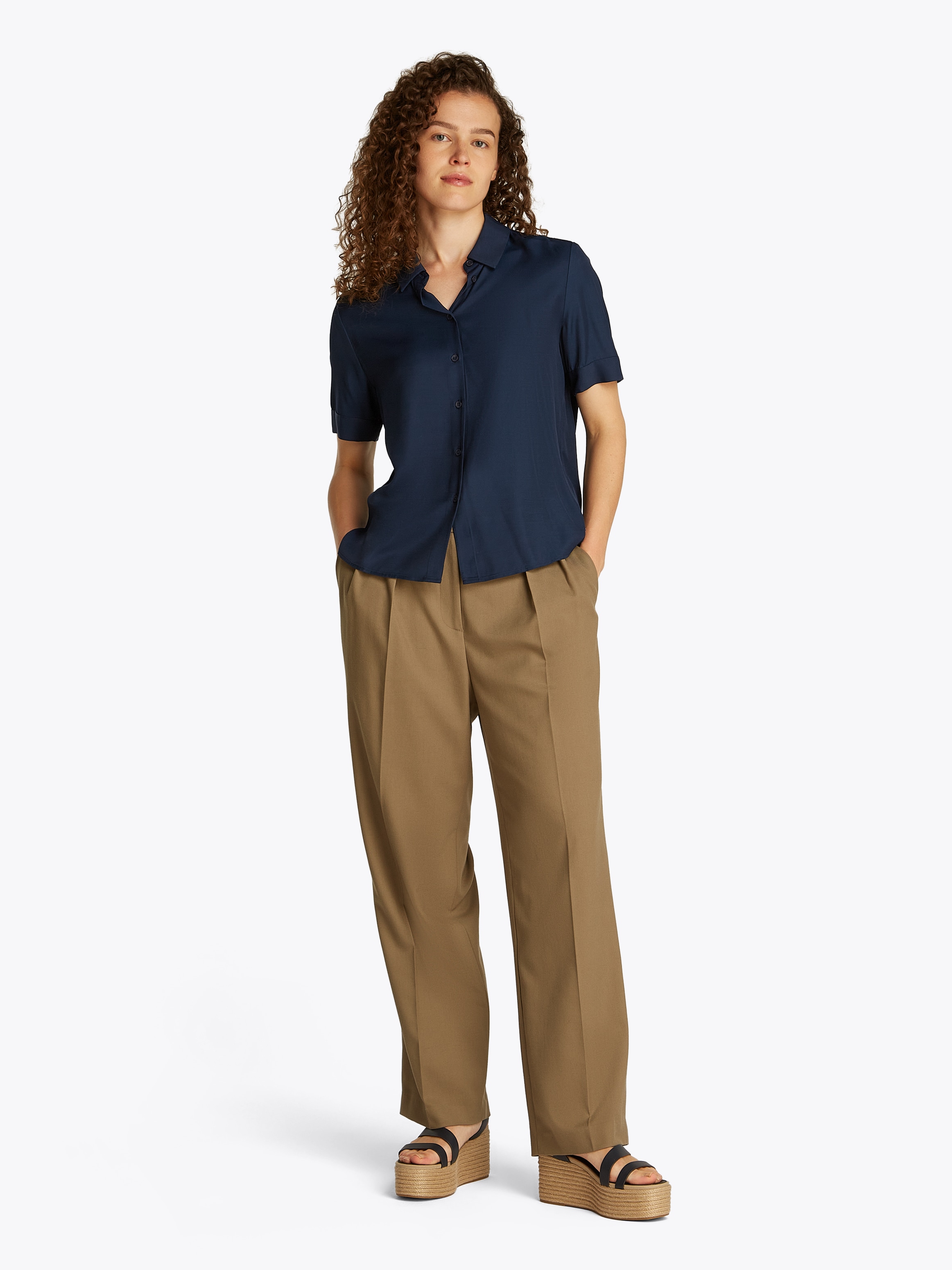 Tommy Hilfiger Kurzarmshirt »SOFT VISCOSE S/S SHIRT«, in Unifarbe, mit Metalllabel