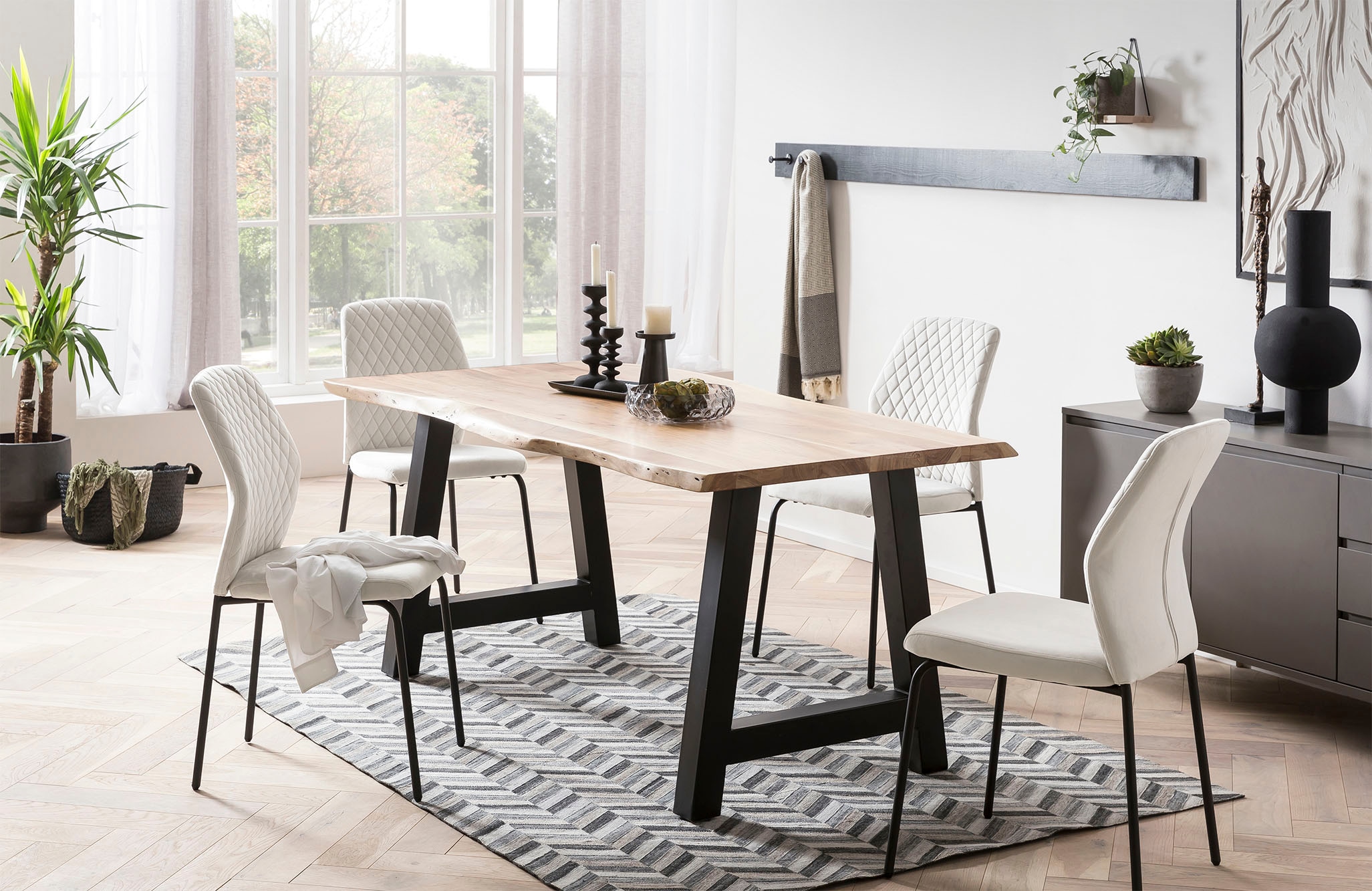 SalesFever 4-Fußstuhl »Esszimmerstuhl mit elegantem Stil«, (Set), 2 St., Samt, 2er Set mit eleganter Wabensteppung im Rücken