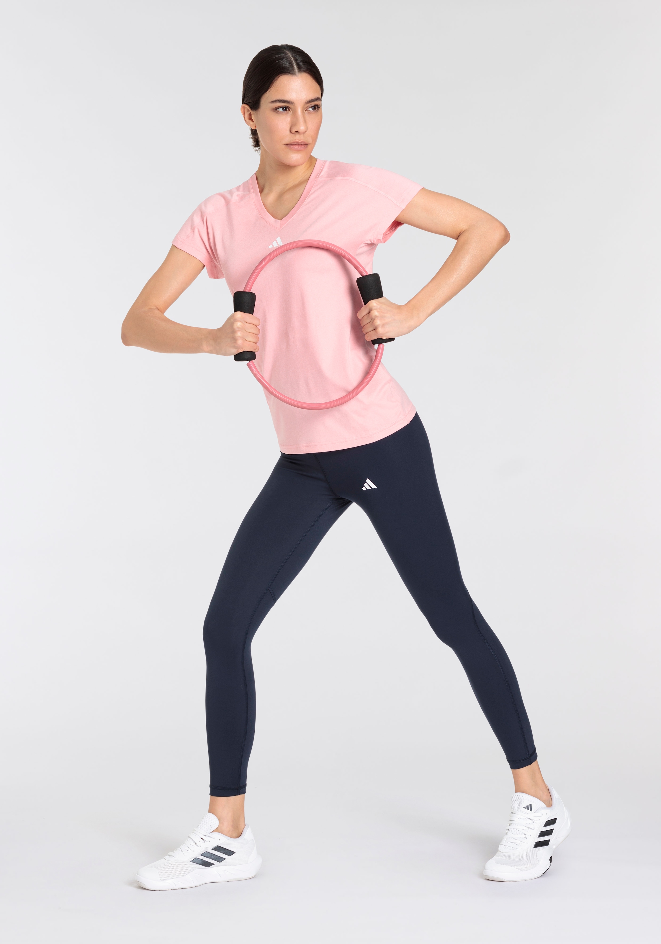adidas Performance T-Shirt »TR-ES MIN T«, Trainingsshirt, feuchtigkeitsabsorbierend mit V Ausschnitt