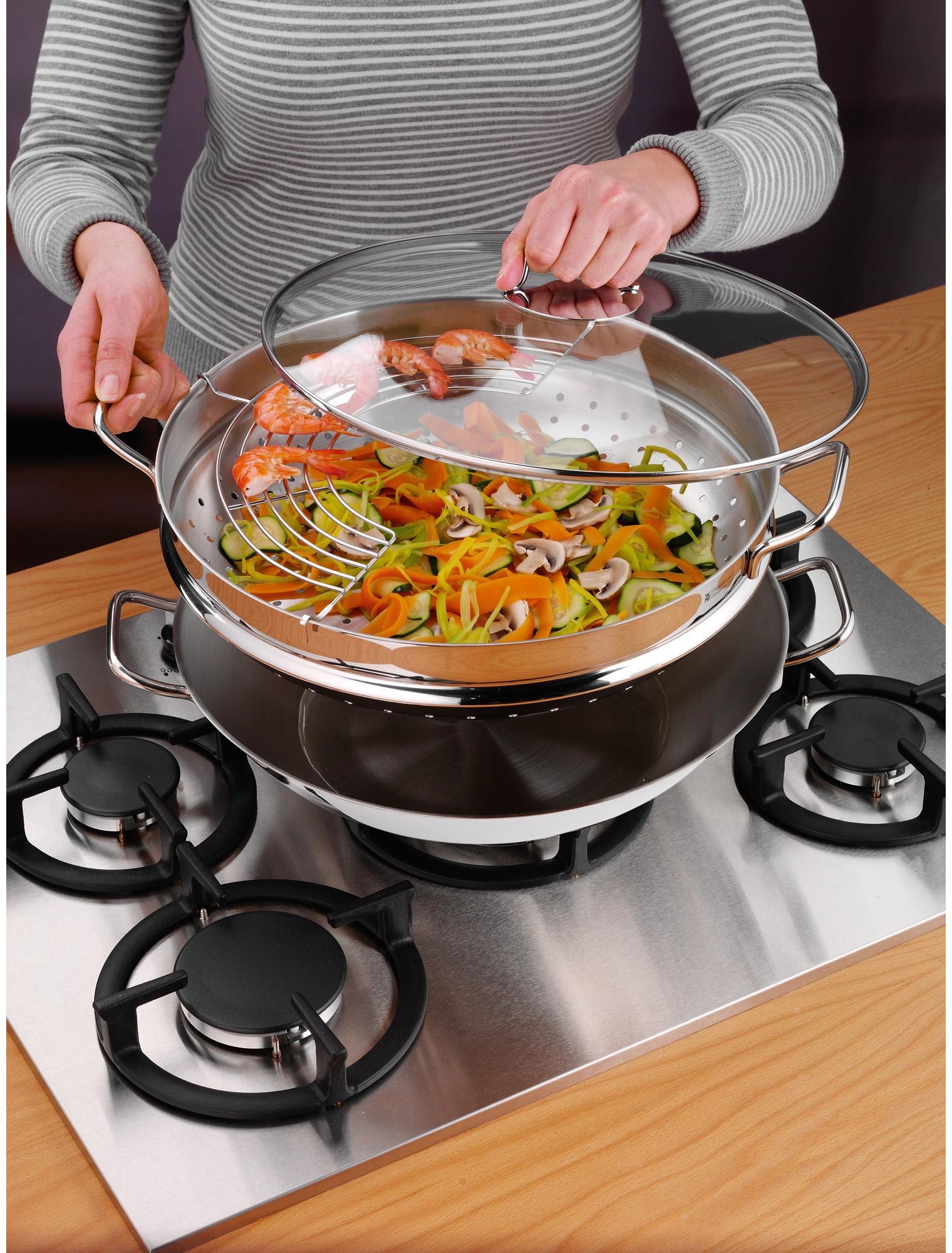 WMF Wok »Macao«, Cromargan® Edelstahl Rostfrei 18/10, (Set, 4 tlg., 1 x Wok  mit Glasdeckel, Dämpfeinsatz, Rezeptheft), Induktion mit 3 Jahren XXL  Garantie