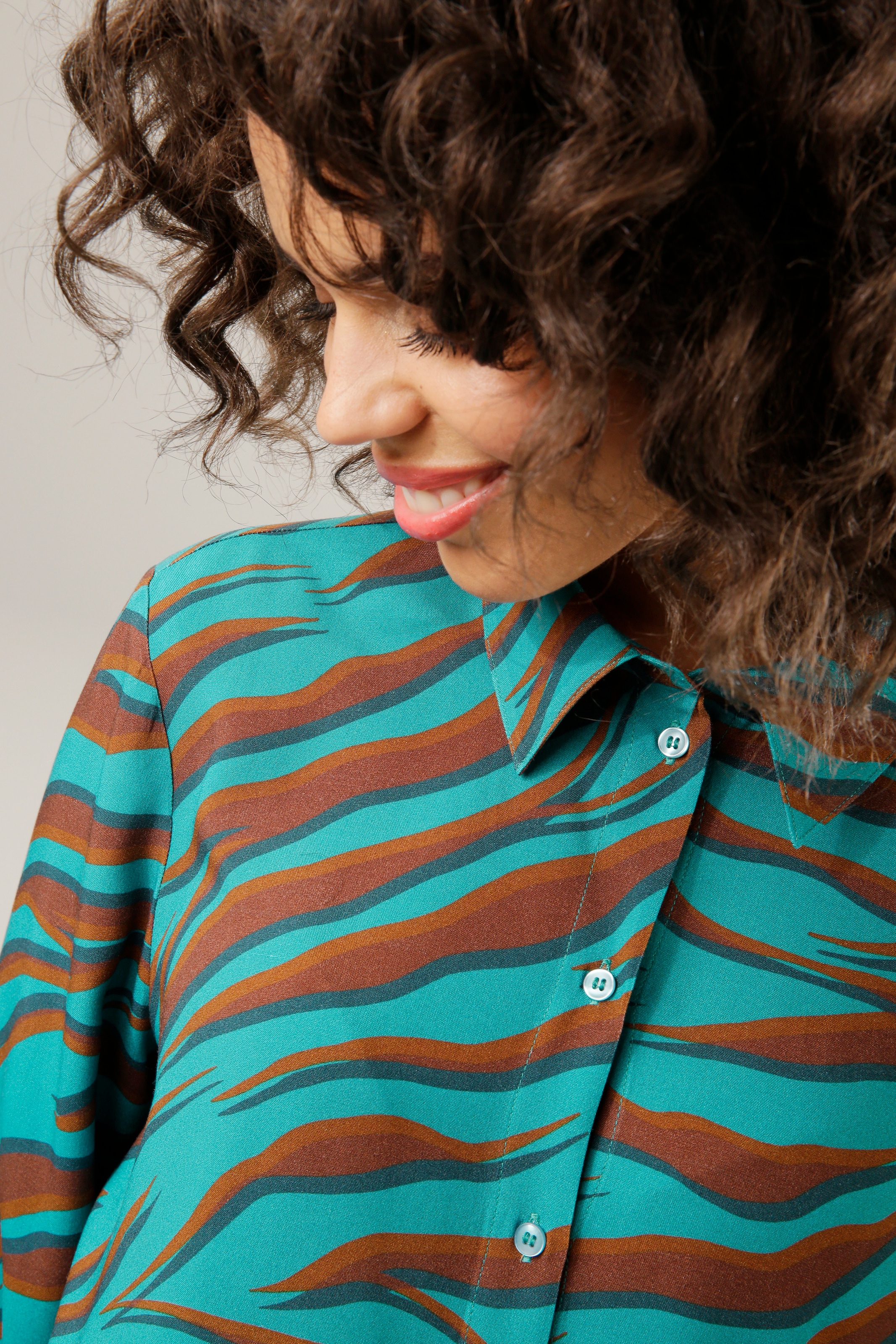 Aniston CASUAL Hemdbluse, ein farbenfrohen - Druck jedes Unikat ♕ bei Teil mit