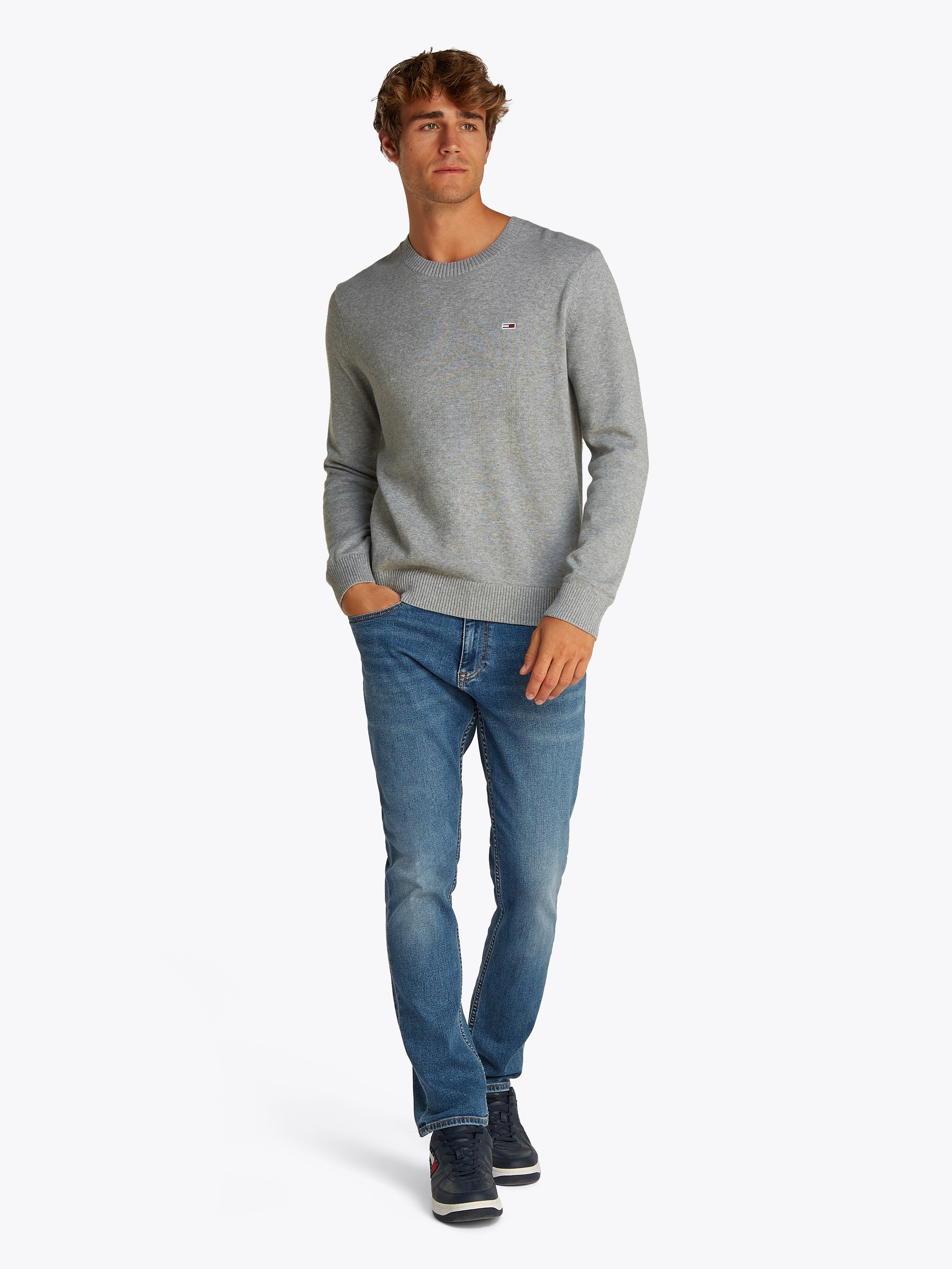 Tommy Jeans Rundhalspullover »TJM SLIM ESSENTIAL LIGHT SWEATER«, mit Flag-Patch