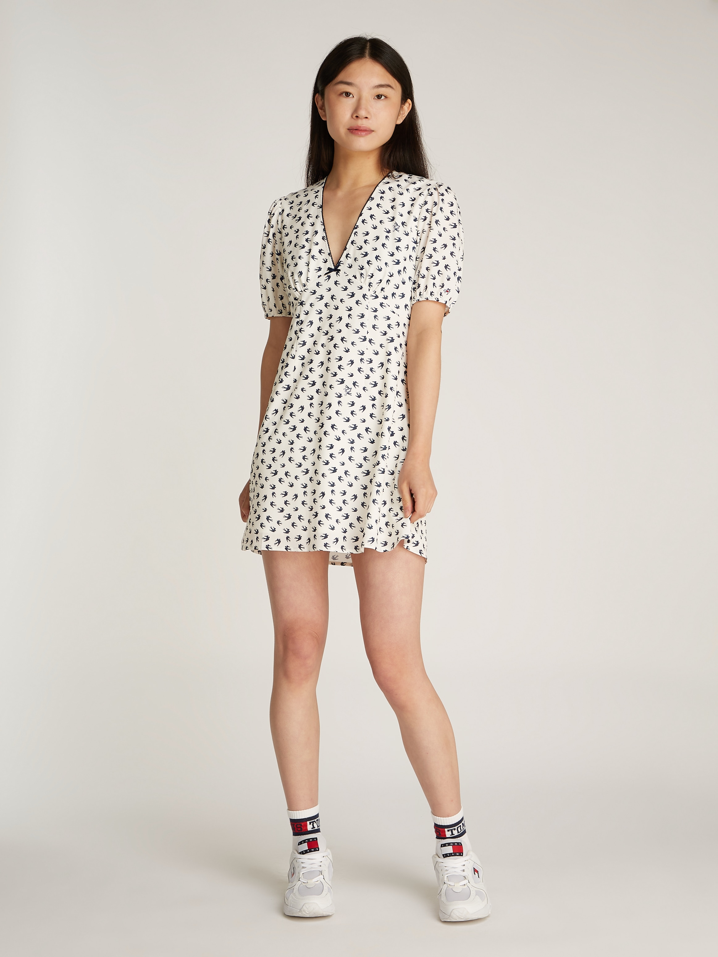 Tommy Jeans Minikleid »TJW SS CREPE MINI DRESS«, mit Schleifendetail, Vogelmuster
