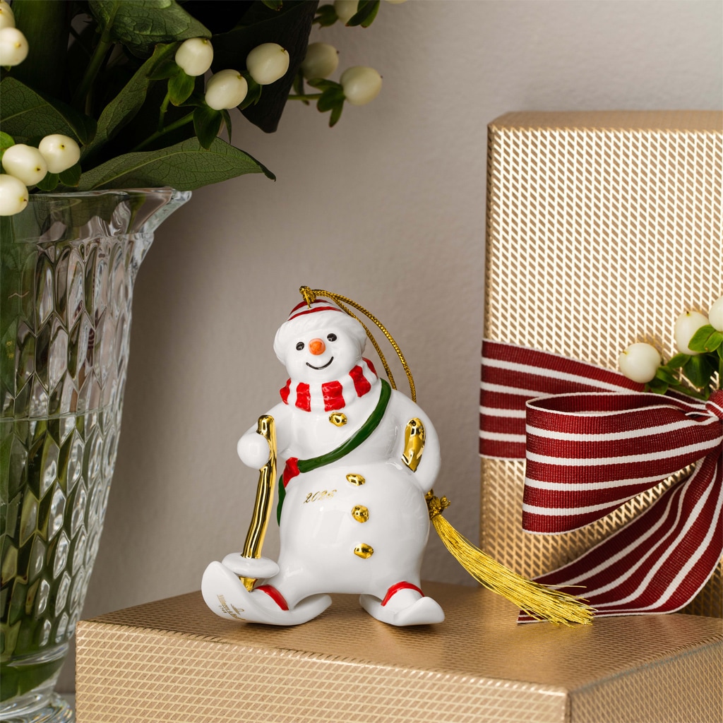 Villeroy & Boch Weihnachtsfigur »Ornament Schneemann 2026 Christmas Classics 7,3 x 6,8 x 9,9 cm weiß-gold« Nur Dekoration