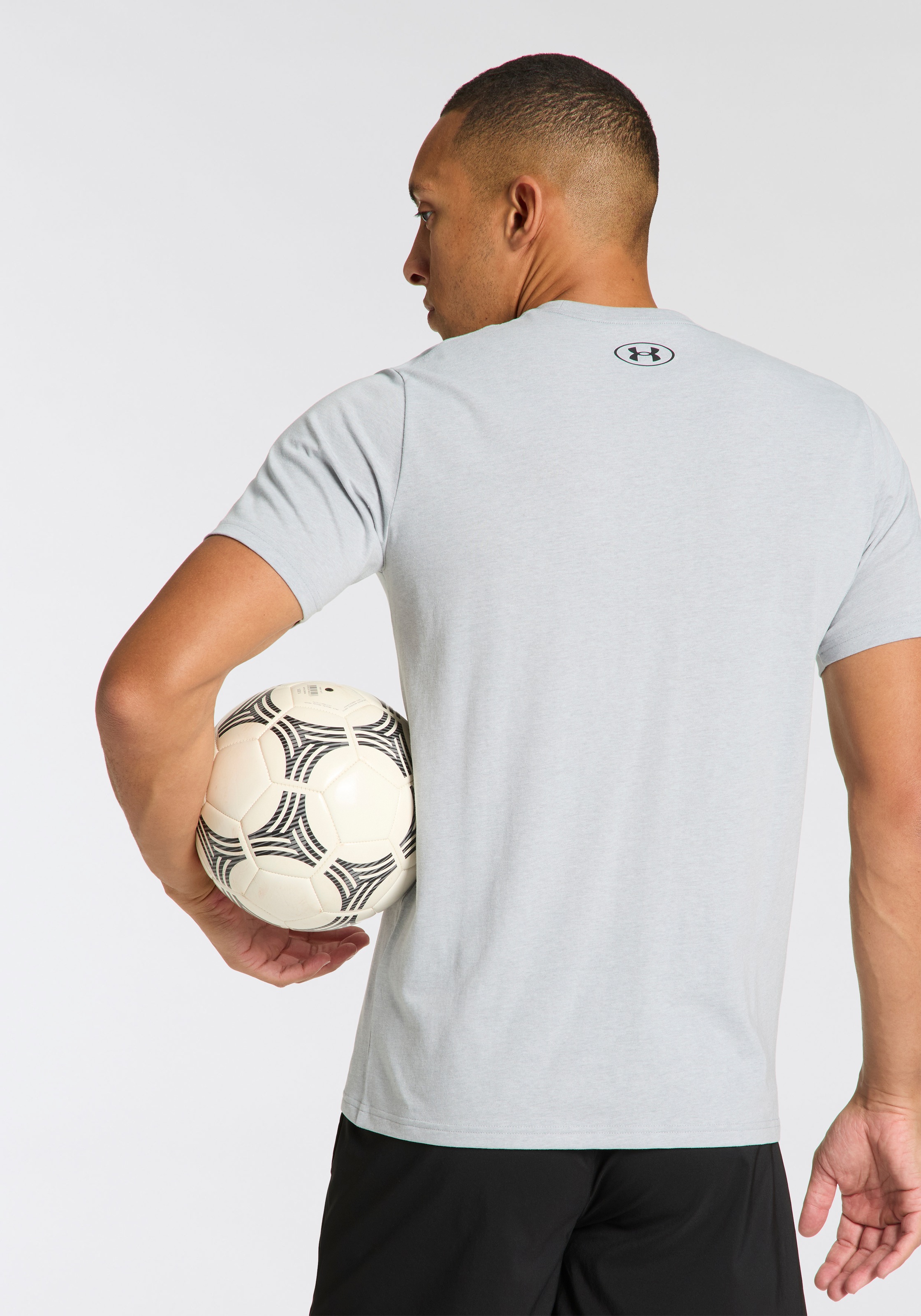 Under Armour® T-Shirt »UA M BOXED SPORTS UPDATED SS« sportlicher Stil, Rundhalsausschnitt, aus Baumwolle und Polyester