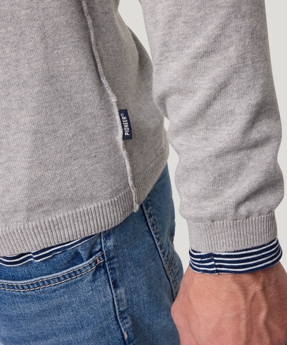Pioneer Authentic Jeans Rundhalspullover, Ausschnitt mit Rollkante, Außennähte