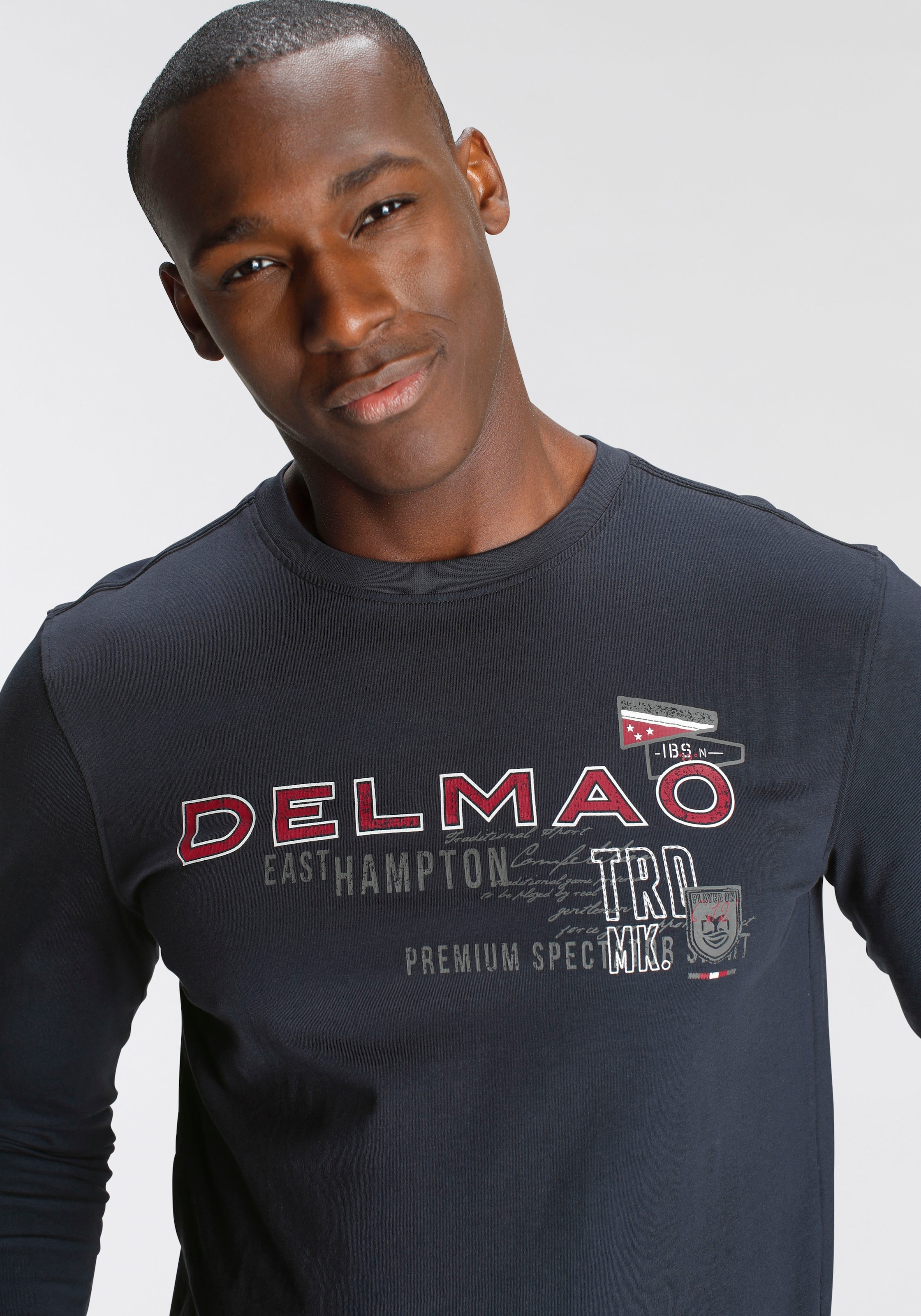 DELMAO Langarmshirt, mit modischem Brustprint - NEUE MARKE!