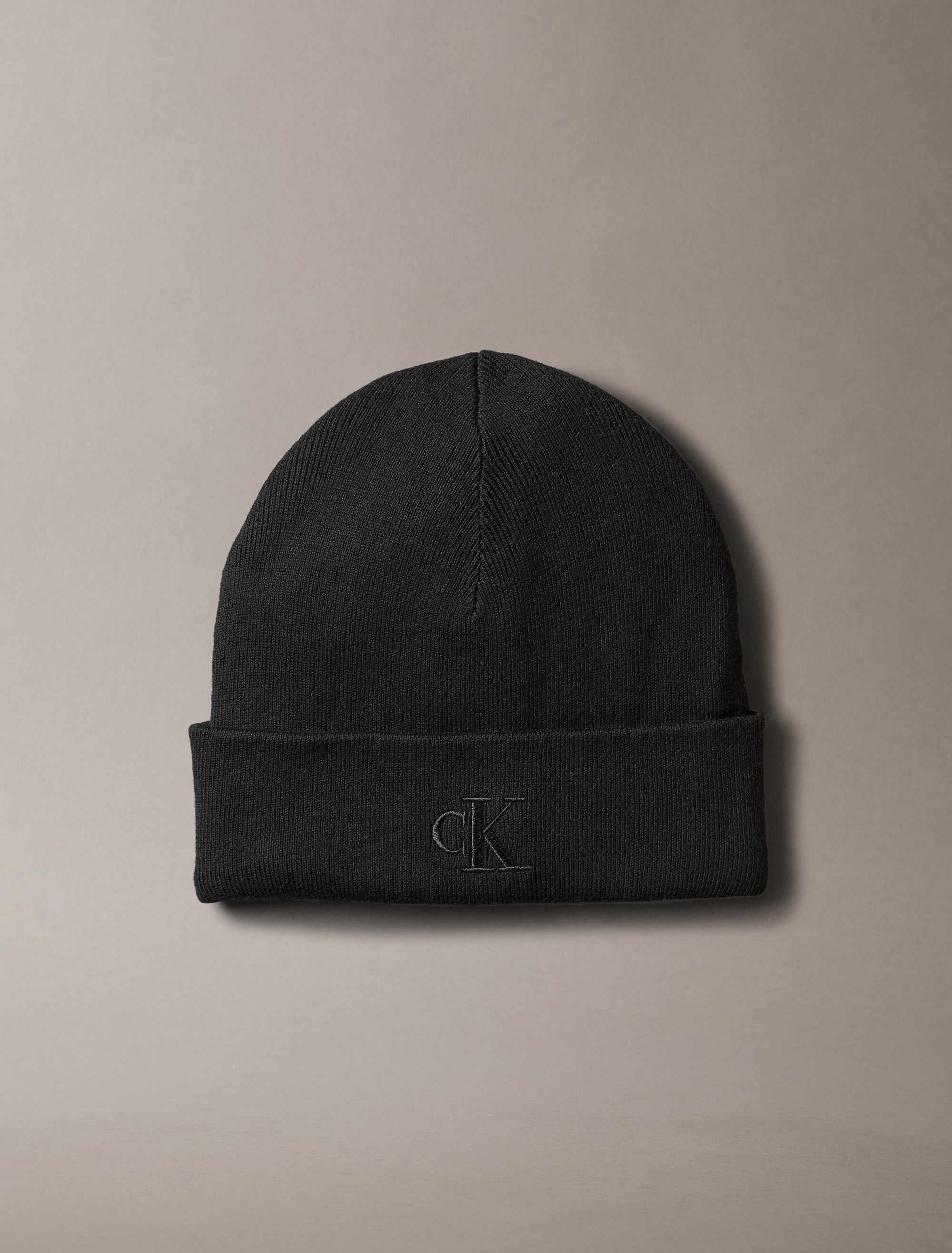 Calvin Klein Strickmütze »CK FINE RIB BEANIE« mit Markenlogo
