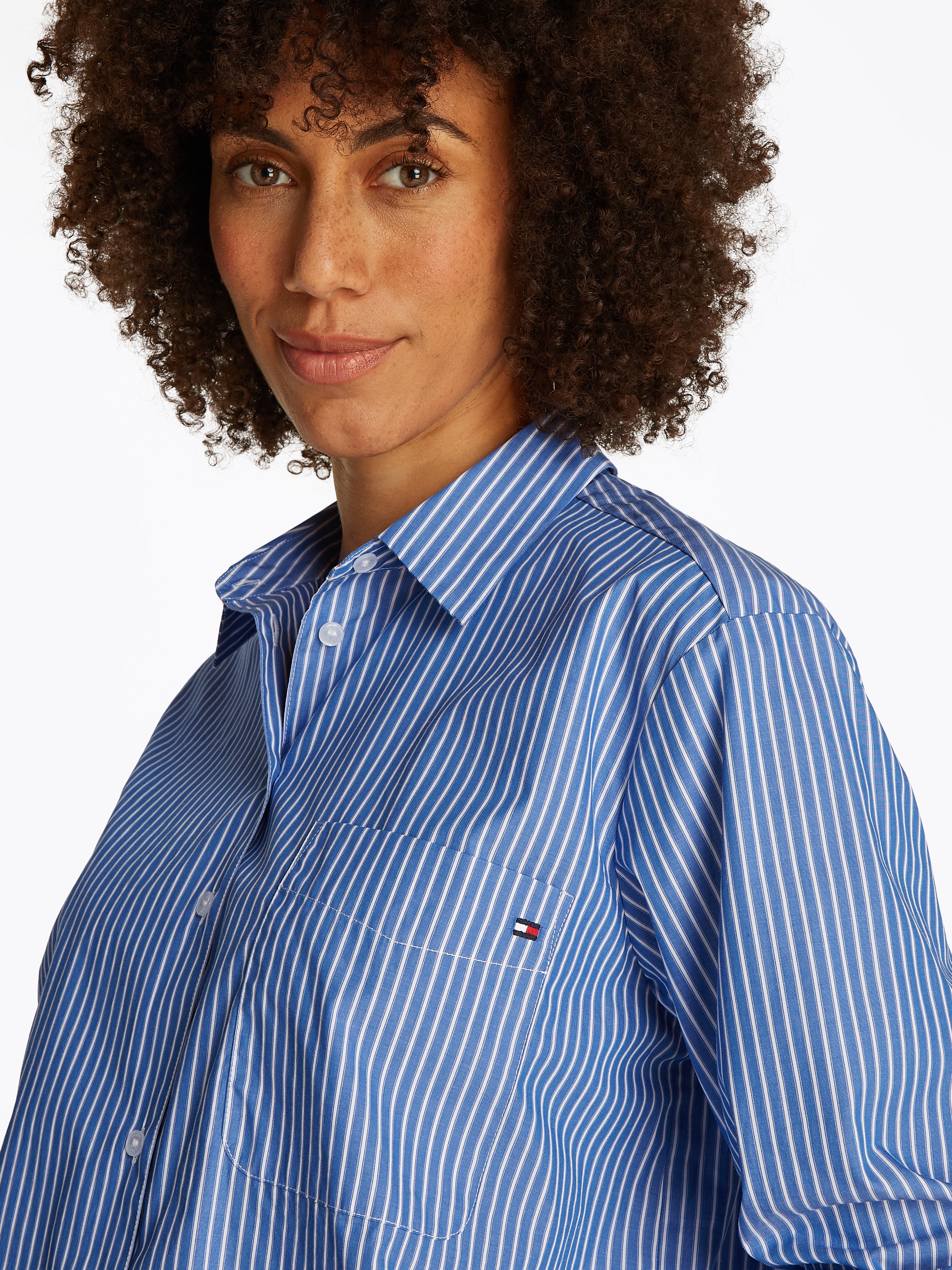 Tommy Hilfiger Hemdbluse »ESS POPLIN EASY FIT SHIRT«, Hinten länger geschnitten mit abgerundetem Saum