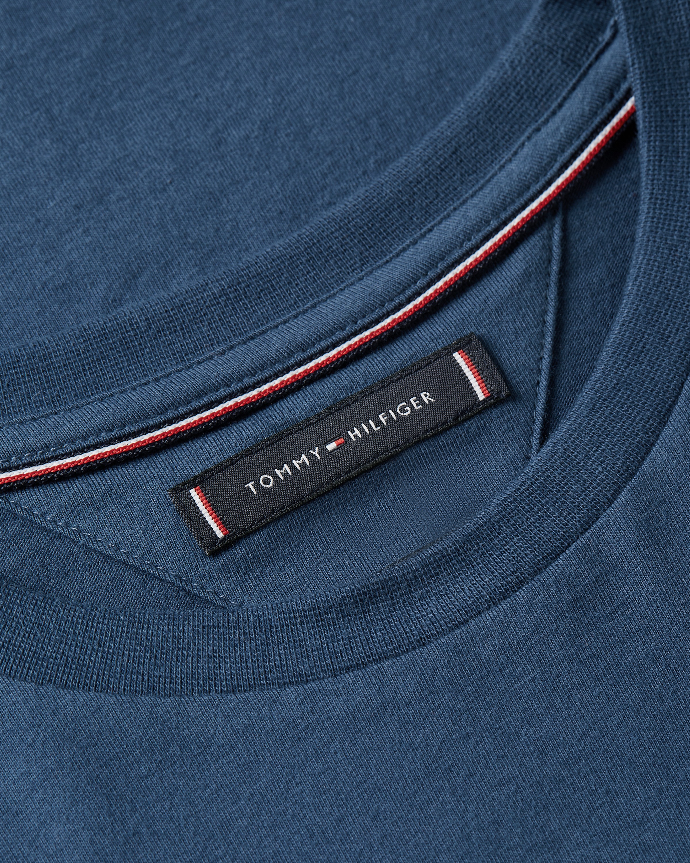 Tommy Hilfiger T-Shirt »ESSENTIAL REG FIT SOLID TEE mit Stickerei und Rundhals«, unifarben, casual, regular fit, Baumwolle, Rundhals