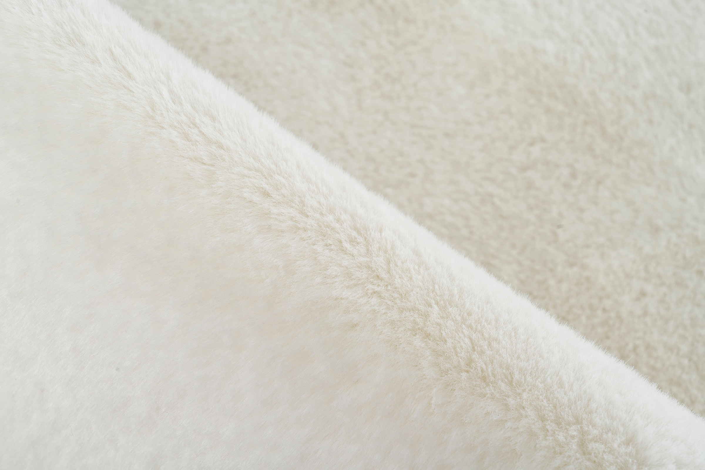 Kayoom Badematte »Rabbit Light«, rutschhemmend beschichtet, fußbodenheizungsgeeignet, weiche Kaninchenfell Haptik, Badezimmer, Kinderzimmer, Schlafzimmer