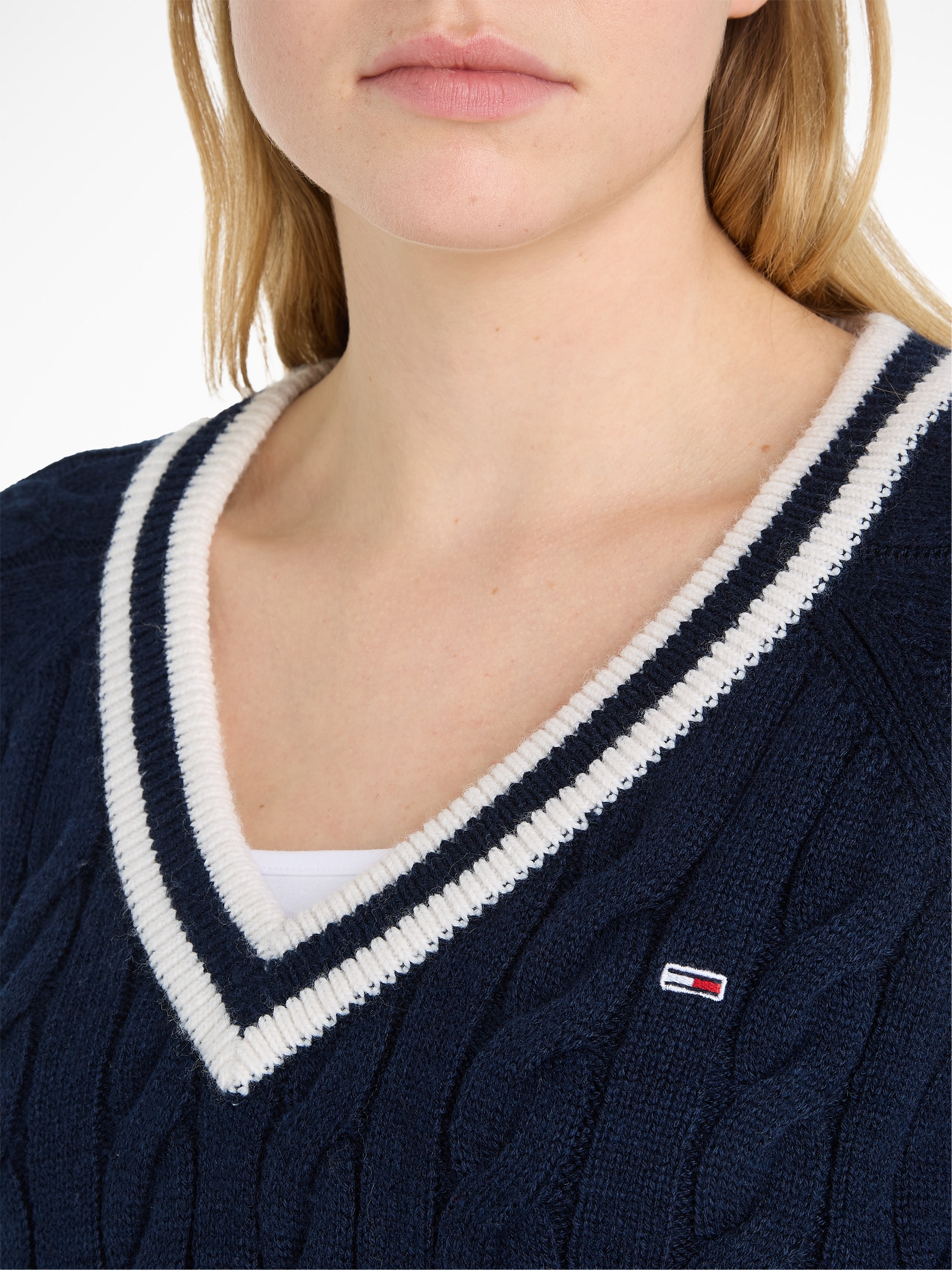 Tommy Jeans V-Ausschnitt-Pullover »TJW V-NECK bei CABLE SWEATER«, Logostickerei mit ♕