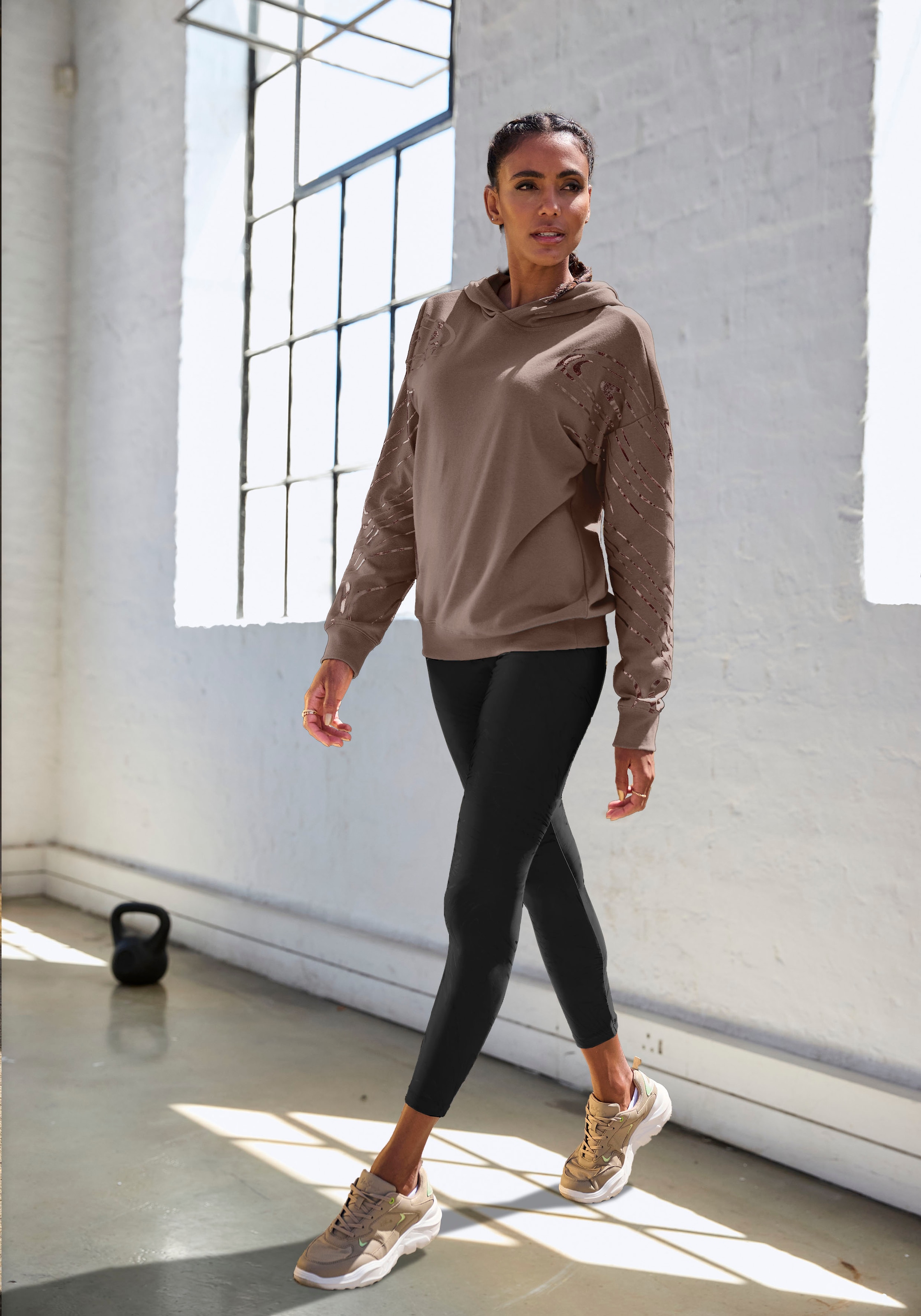 LASCANA ACTIVE Hoodie, mit glänzendem Foliendruck