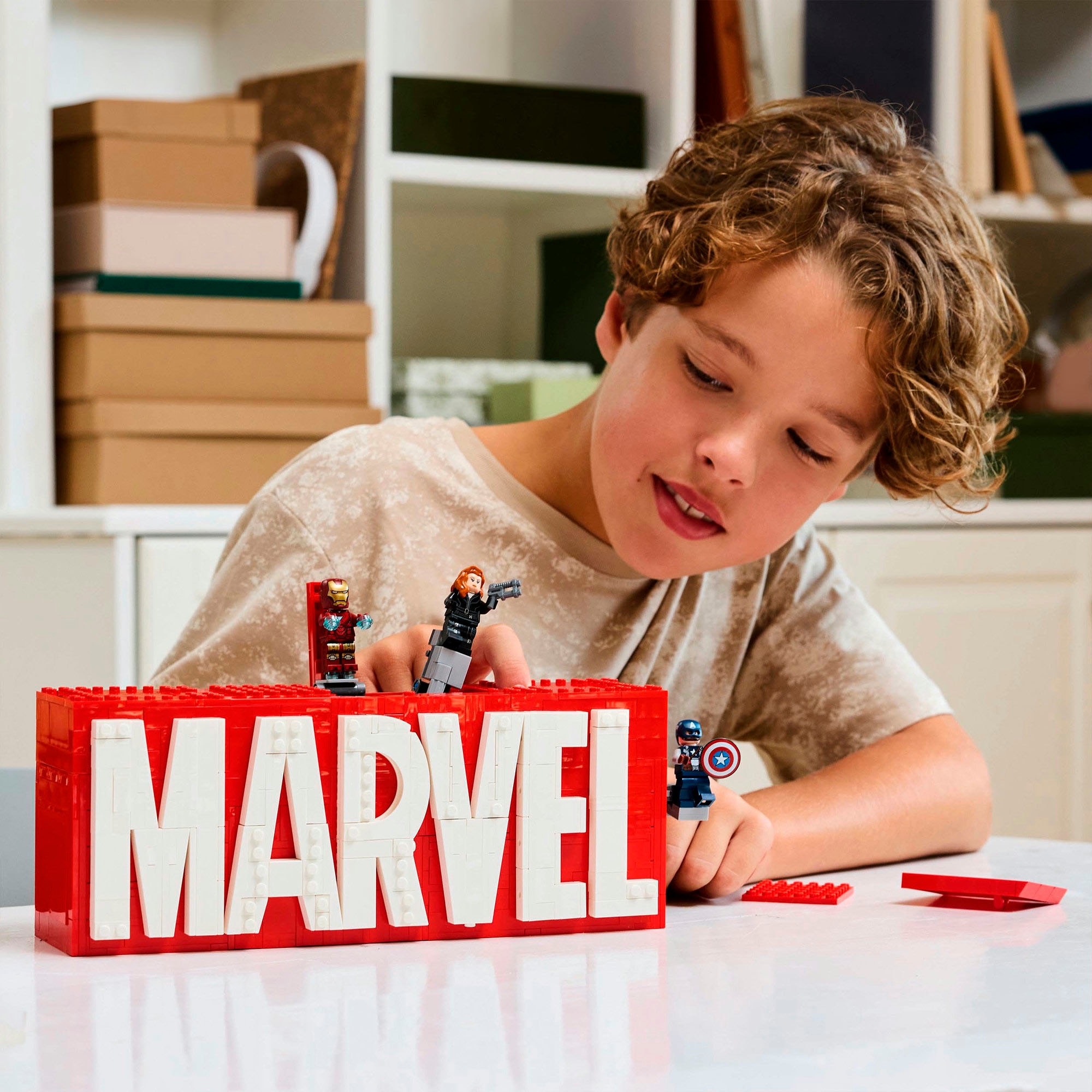 LEGO® Konstruktionsspielsteine »MARVEL Logo & Minifiguren (76313), LEGO Super Heroes«, (931 St.), Made in Europe