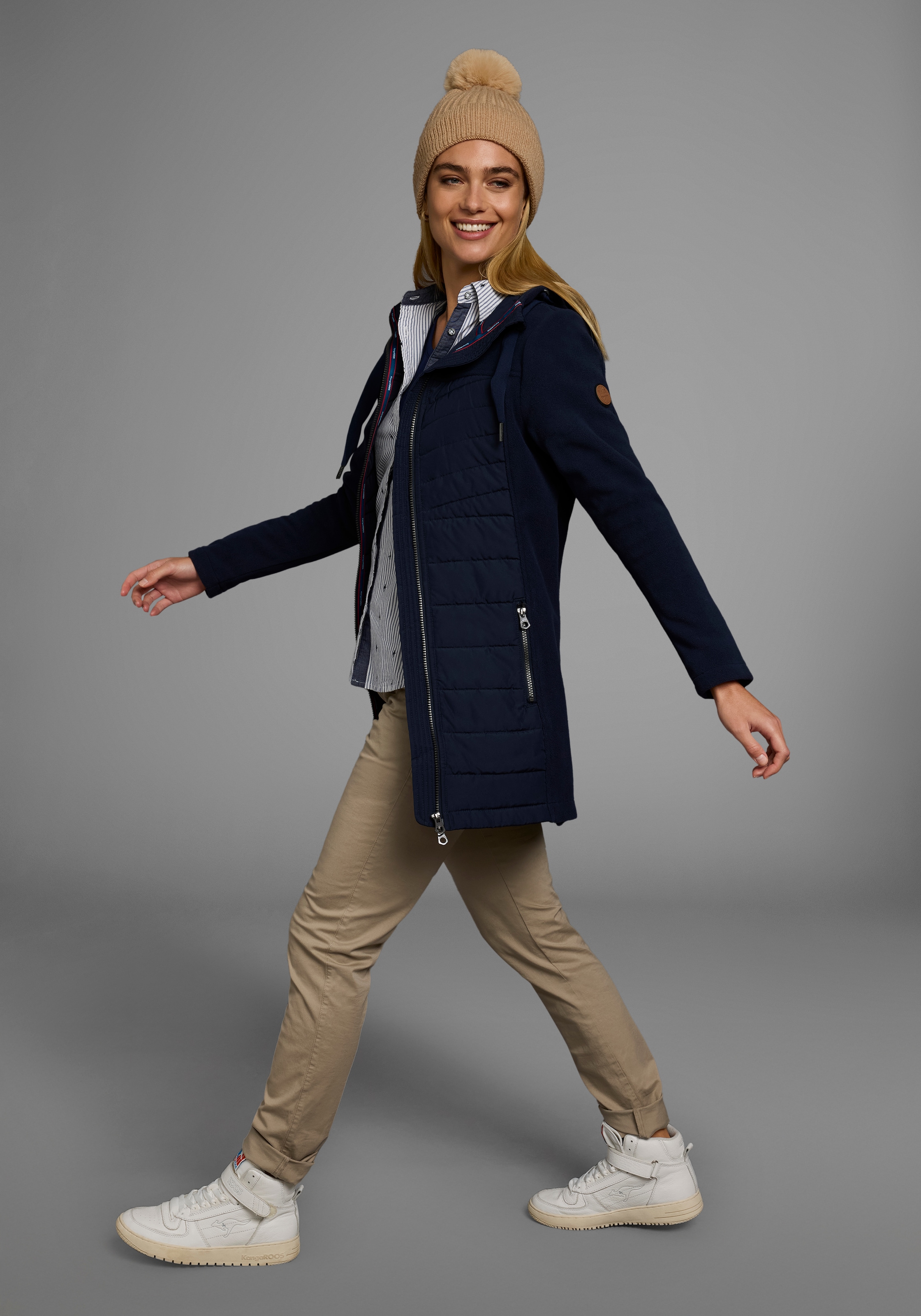 KangaROOS Langjacke, mit Kapuze, leichter Webstoff, figurbetonter Schnitt, mit Kapuze