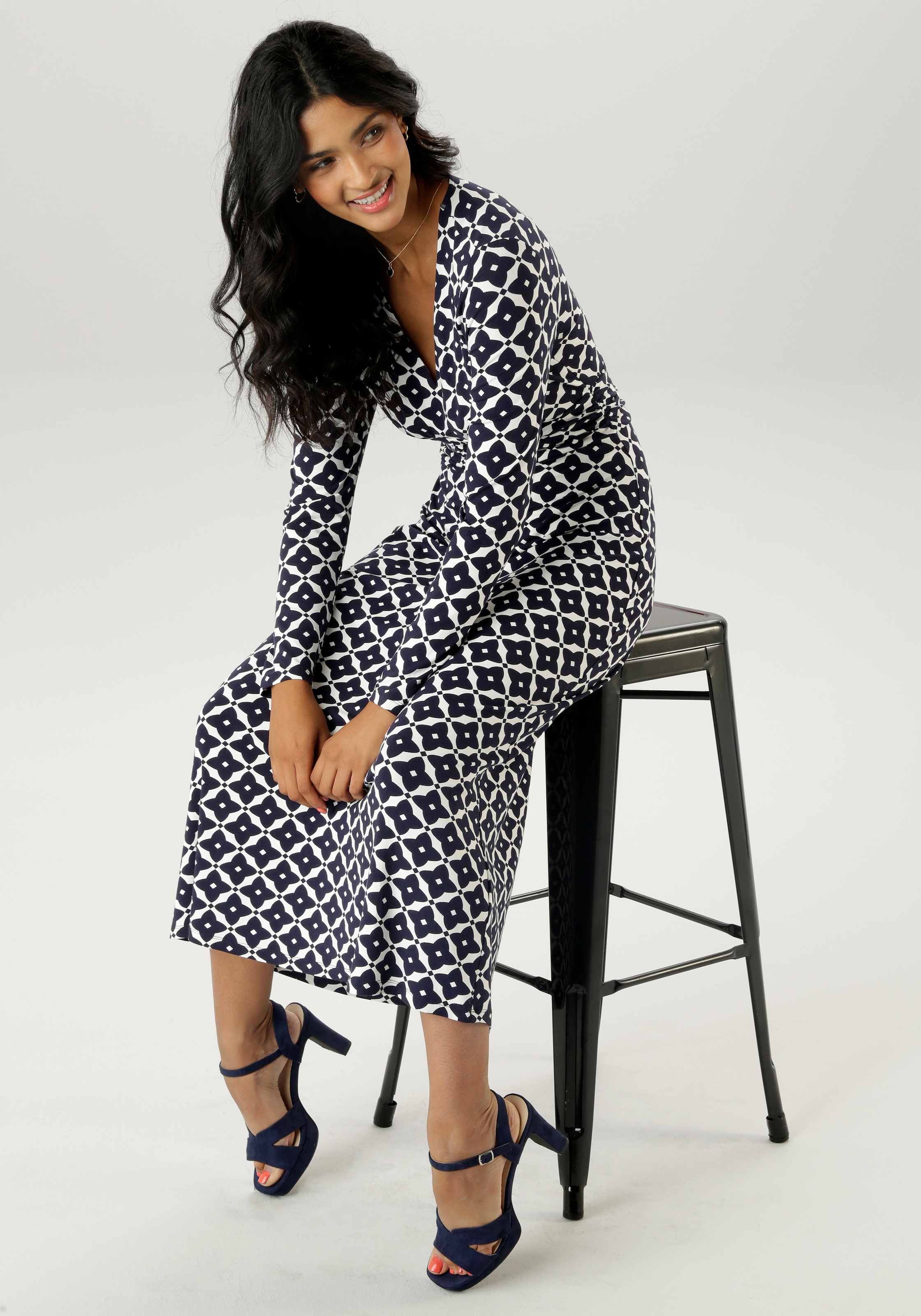 Aniston SELECTED Midikleid, mit eleganten, grafischen Druckverlauf - NEUE KOLLEKTION