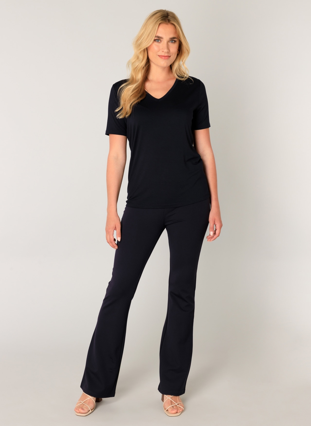 Base Level T-Shirt »Yanic«, mit V-Ausschnitt