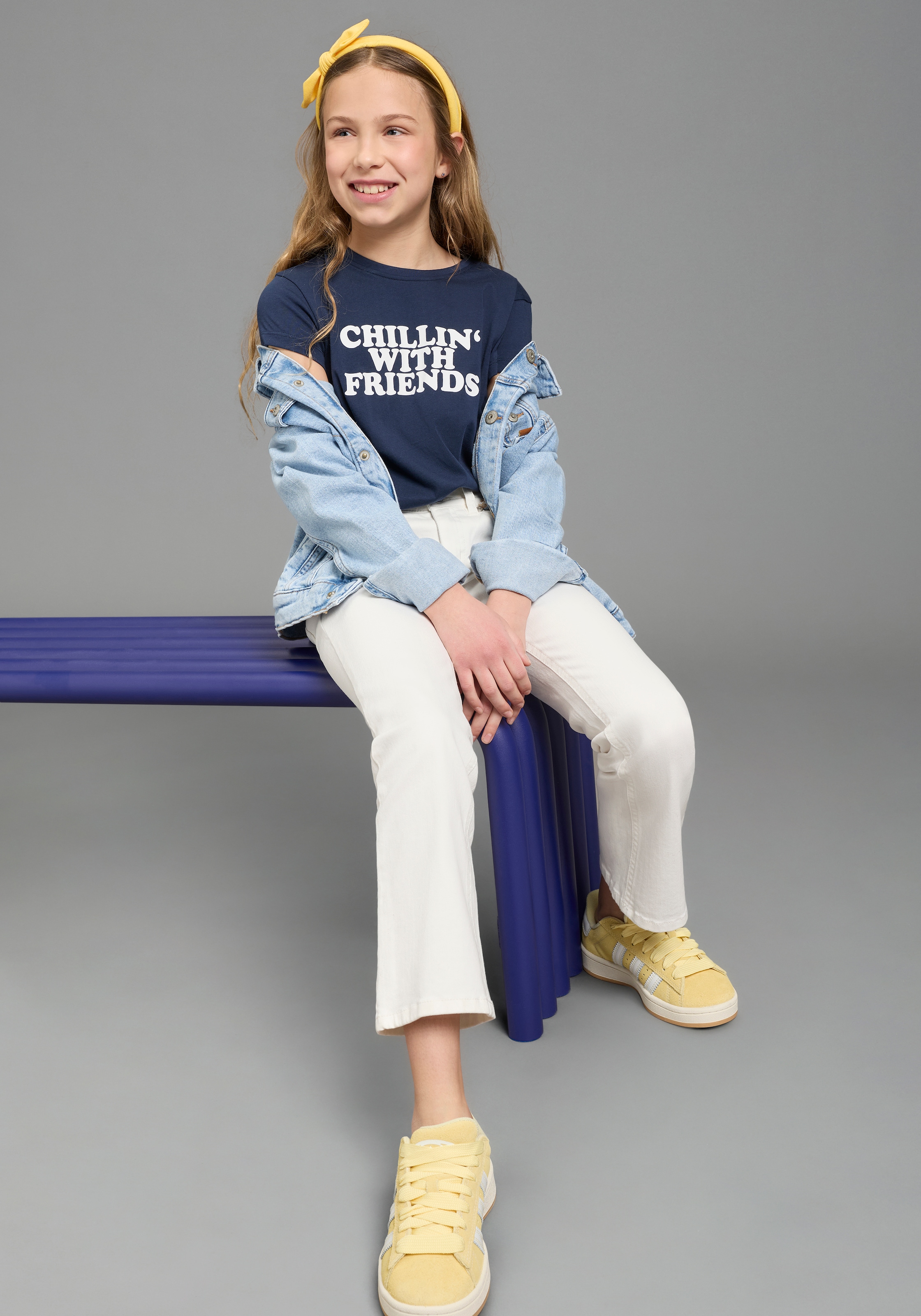 KIDSWORLD T-Shirt »T-Shirt Spruch:  CHILLIN' WITH FRIENDS« für Mädchen, Kurzarm, Rundhalsausschnitt, aus Baumwolle