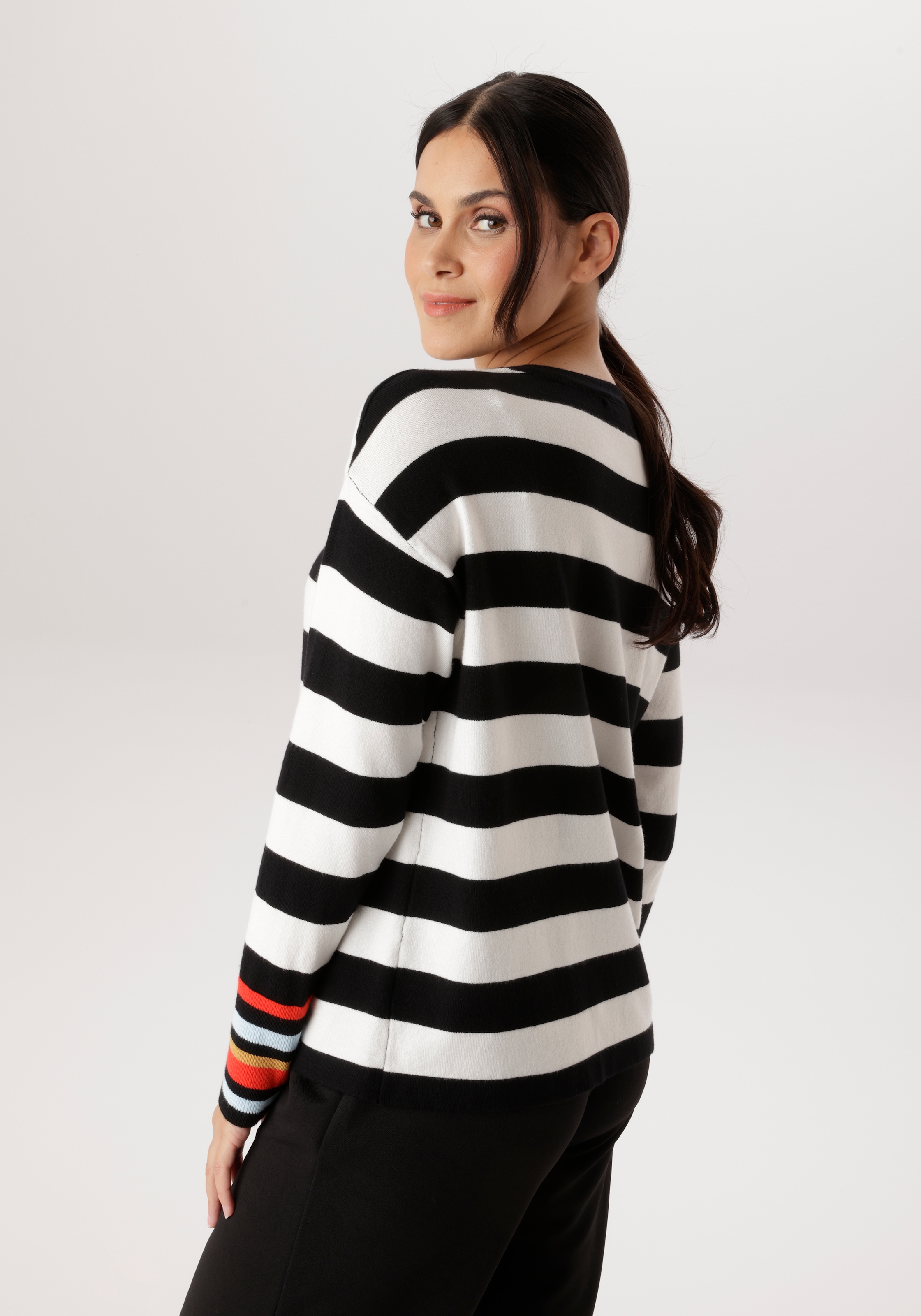 Aniston SELECTED Strickpullover mit modischen Farbakzenten den Ärmeln
