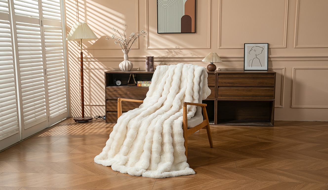 OTTO home Wohndecke »Briee Premium 550g/m², hochwertig, flauschige Decke, maximaler Komfort« Decke mit Fell-Optik, bubble, unifarben, hochwertige Qualität 550g/m²