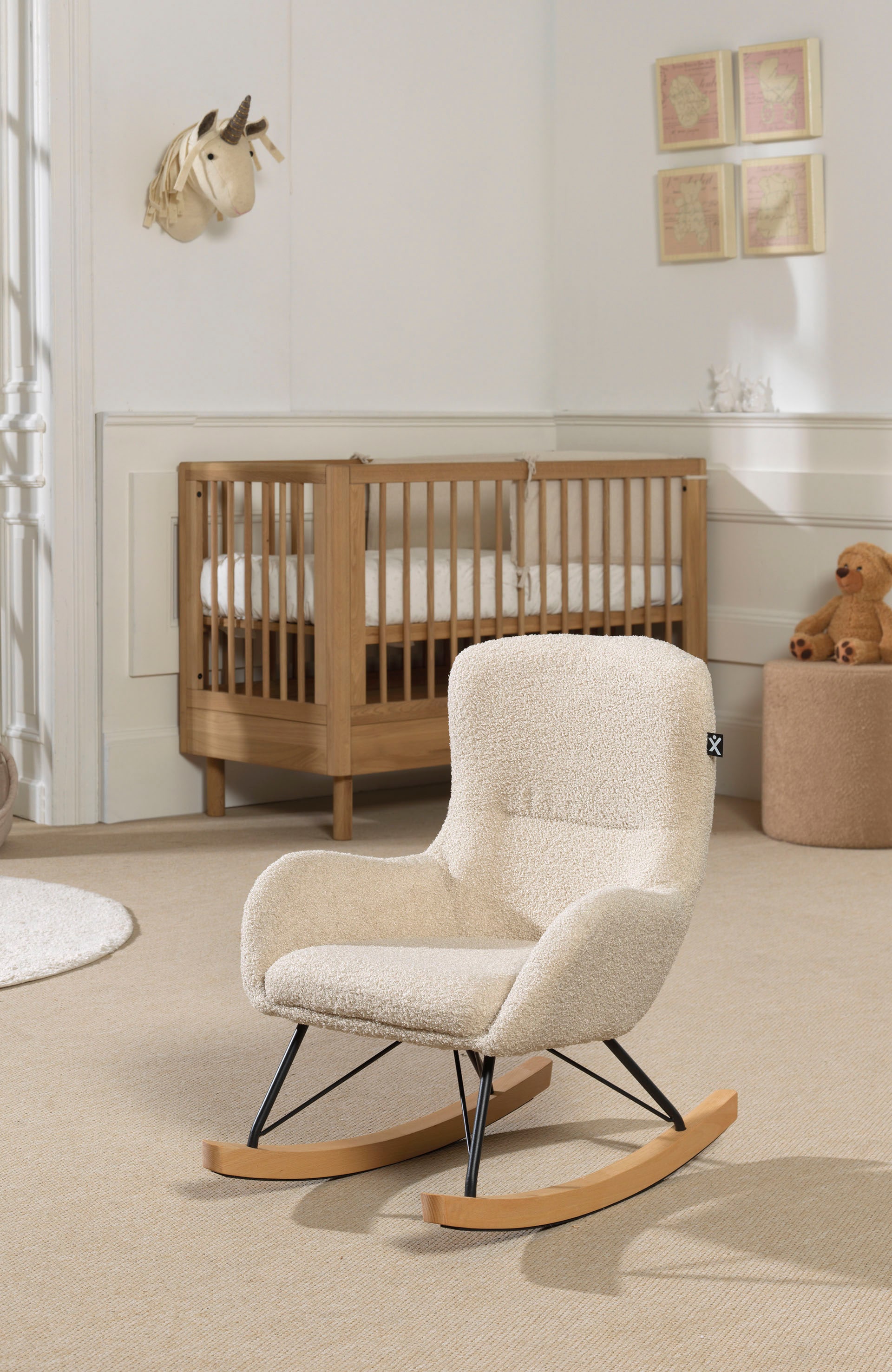 Vipack Schaukelstuhl »für Kinder in flauschigem Bouclé Stoff gepolstert, zeitlose Optik« () 1 Stk.ermöglicht sanfte Schaukelbewegungen, Kufen mit Bodenschutz aus Filz