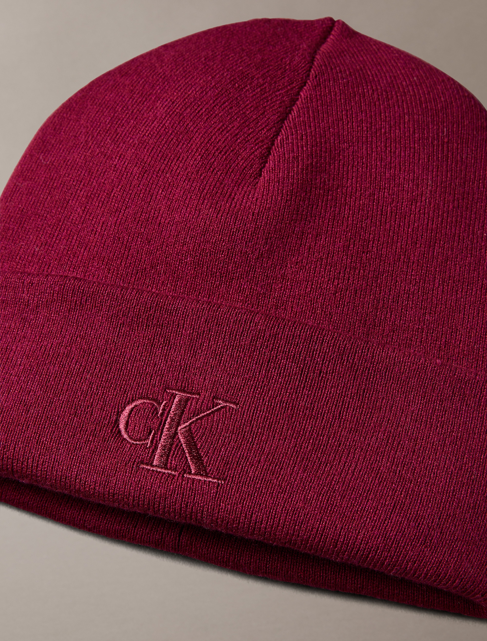 Calvin Klein Strickmütze »CK FINE RIB BEANIE« mit Markenlogo