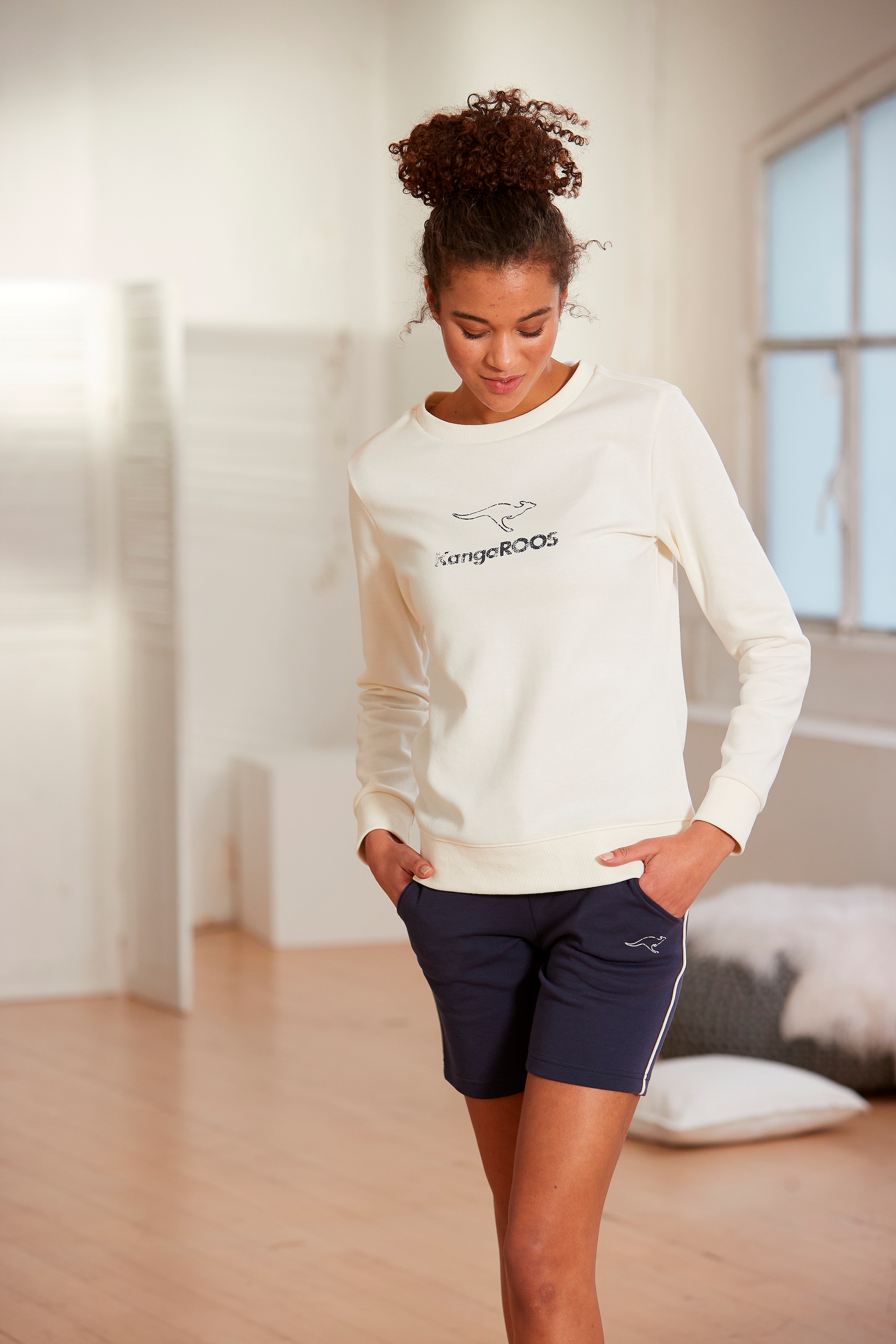 KangaROOS Sweatshirt, mit Kontrastfarbenem Logodruck, Loungeanzug
