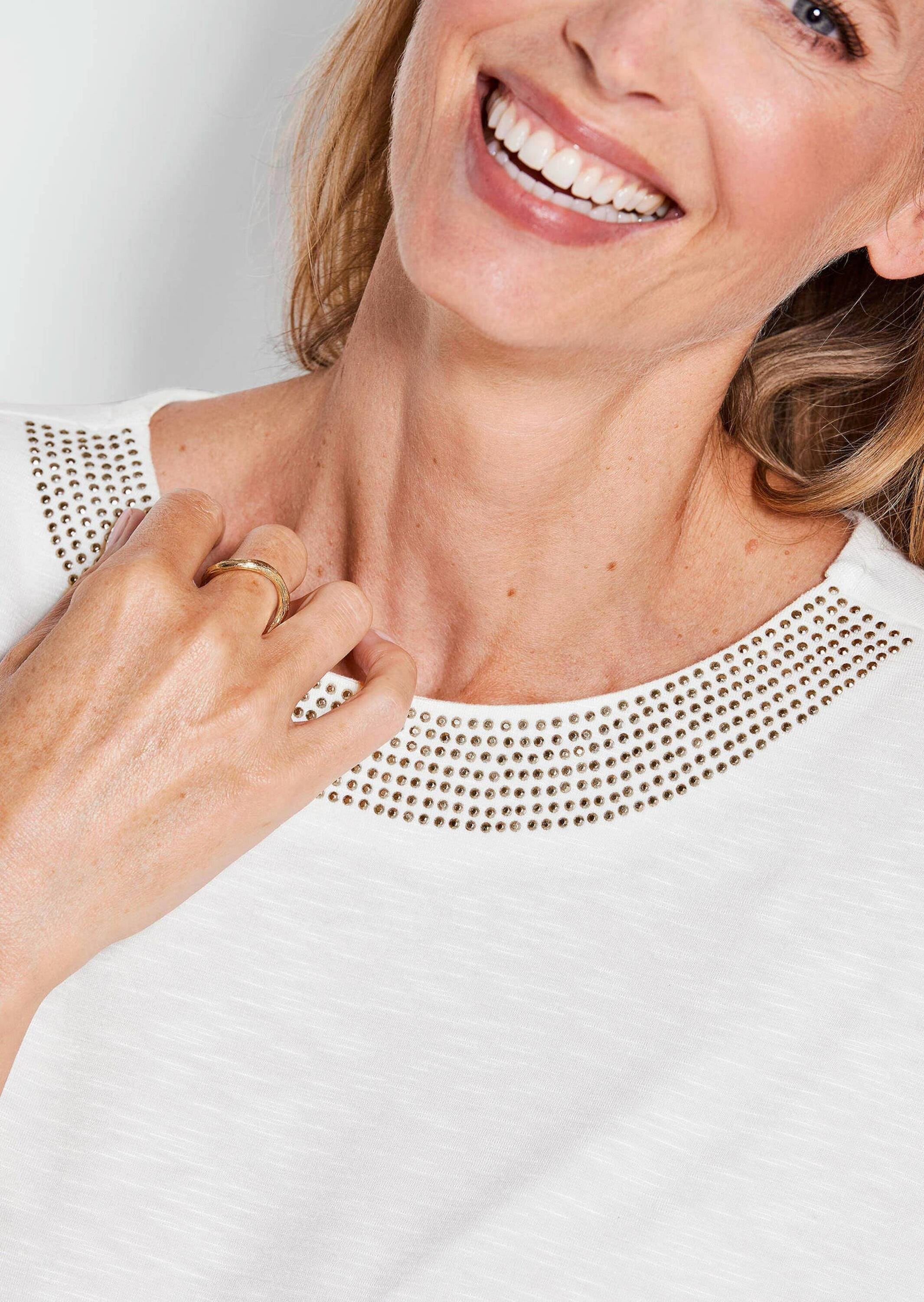 GOLDNER Kurzarmshirt »Kurzgröße Elegantes Oberteil mit Glitzersteinen« Glitzersteine