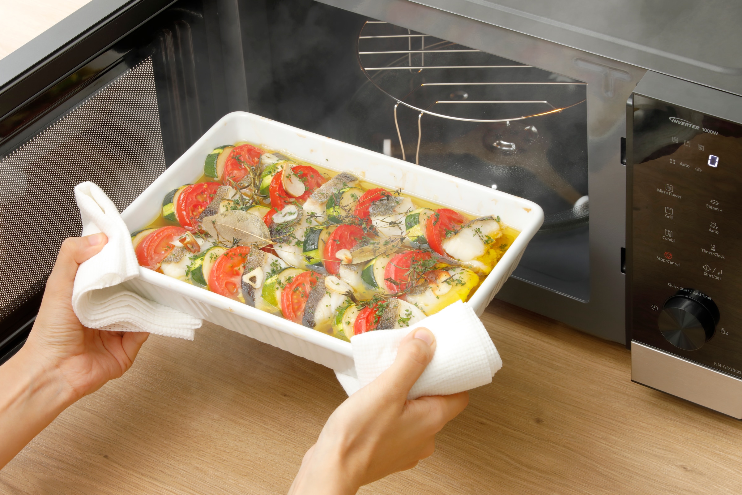 Panasonic Mikrowelle »NN-GD38QSEPG Mikrowelle mit Grillfunktion«, Mikrowelle-Grill, 1000 W, Inverter Technologie, inkl. 4-in-1 Dampf+ Topf