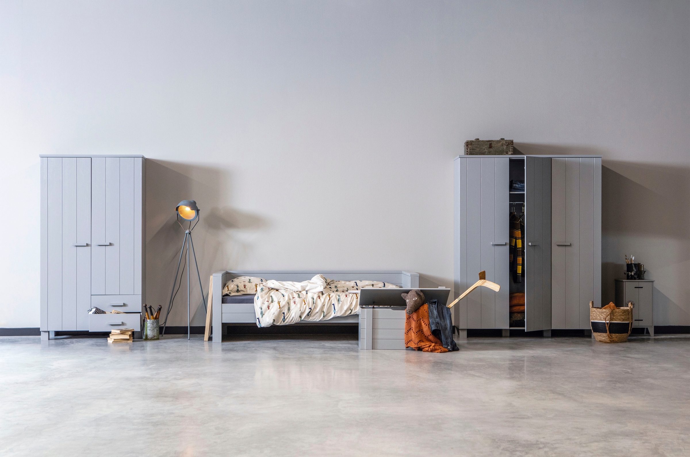 WOOOD Kleiderschrank »Dennis mit gebürsteter Oberfläche (3-türig)« FSC® Massivkiefer, gebürstet, Hang- und Legbereich