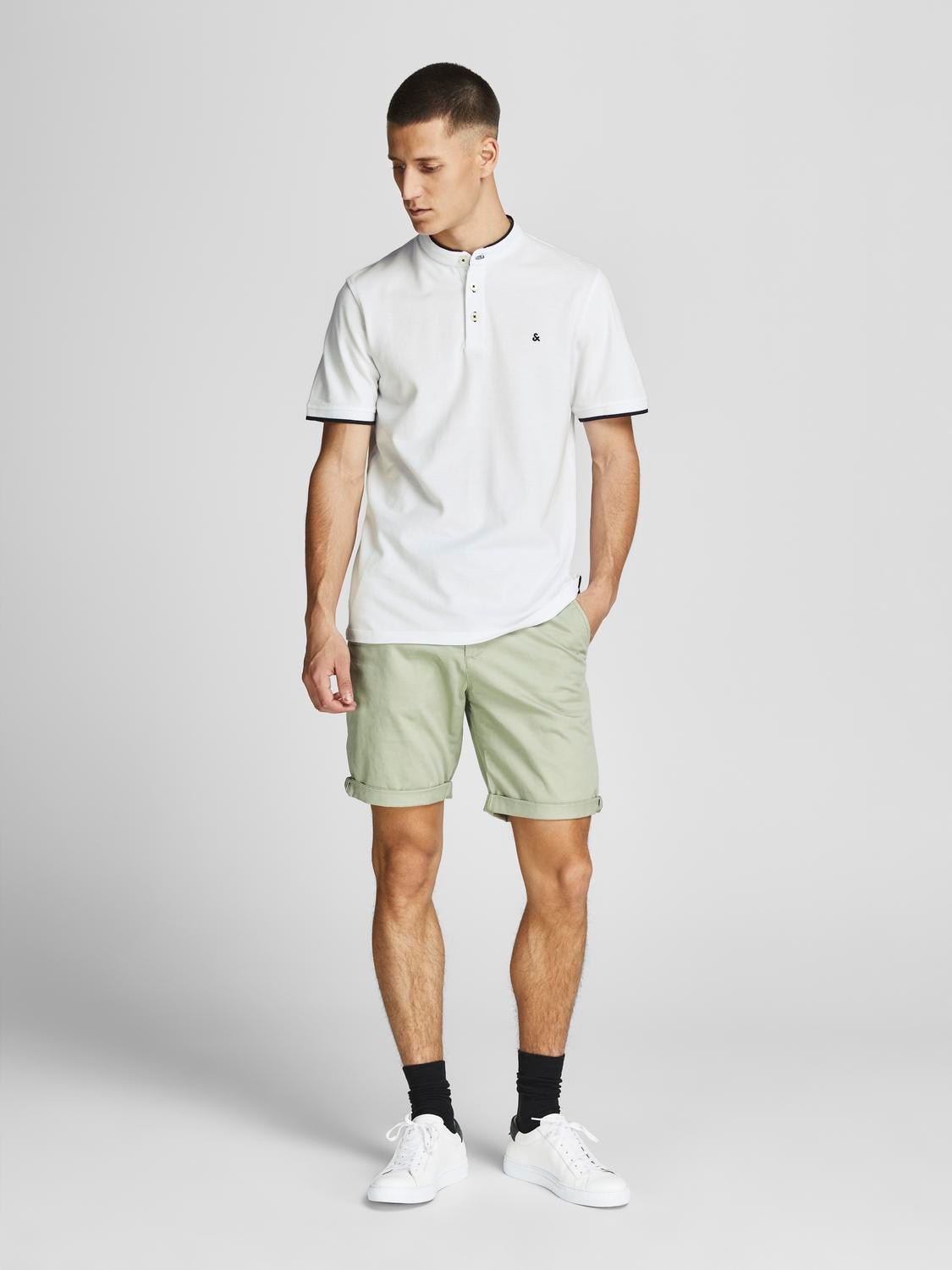 Jack & Jones Kurzarmshirt »PAULOS MAO POLO«, mit kontrastfarbiger Kante am schmalen Stehkragen und am Ärmelsaum
