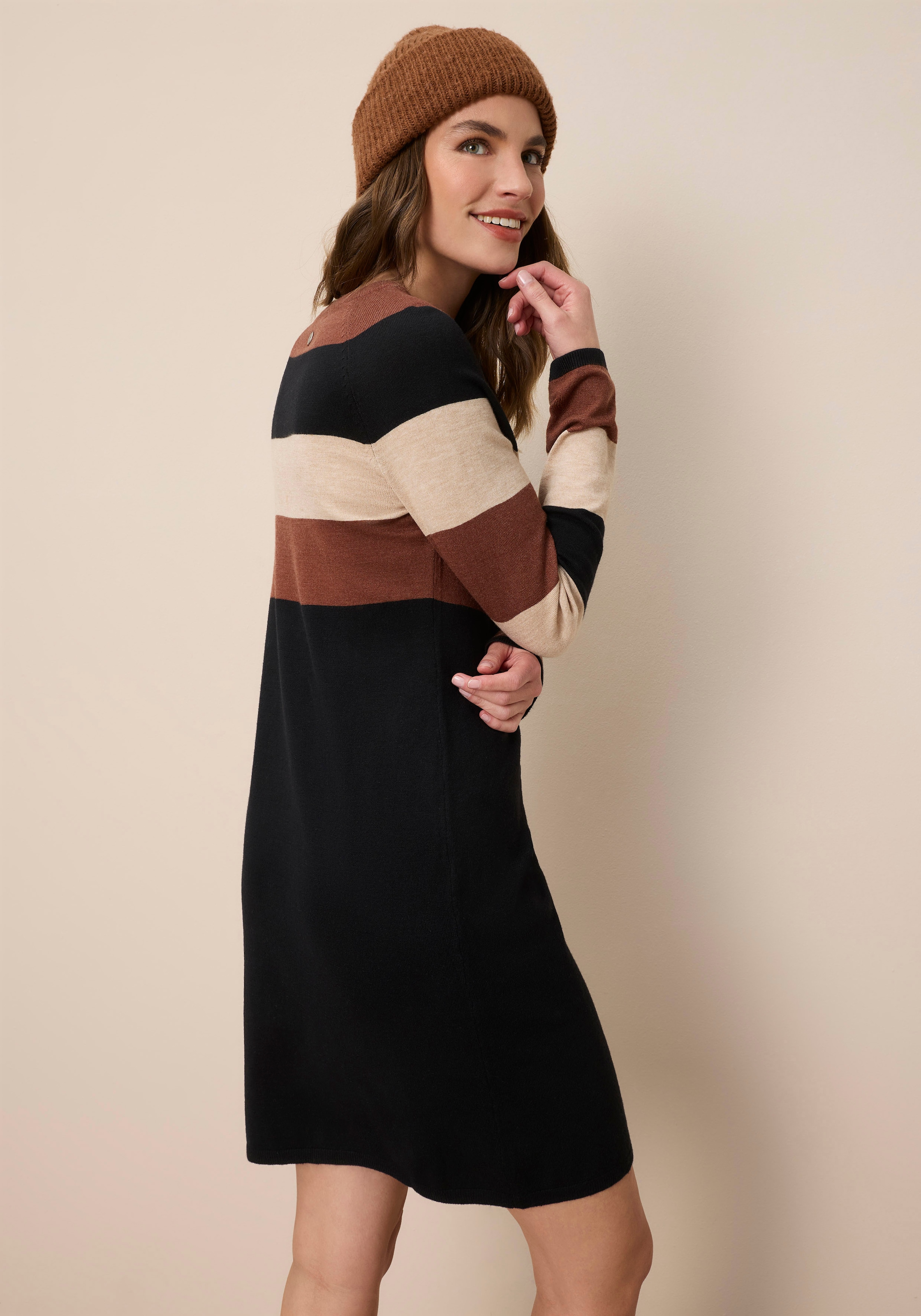 Tamaris Strickkleid »aus angenehmer Viskosemischung« mit modernen Streifen, ideal für die Übergangszeit