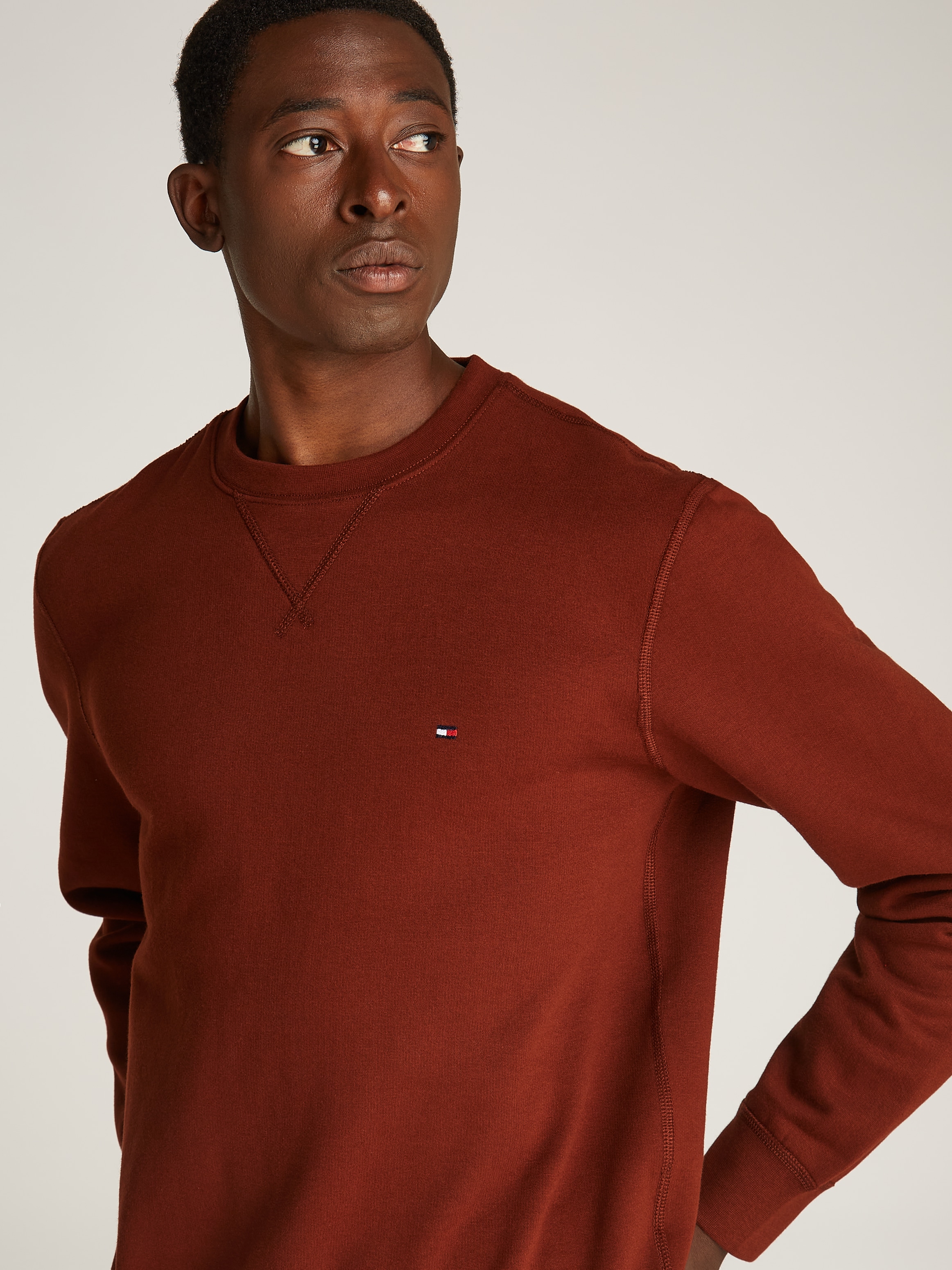 Tommy Hilfiger Sweatshirt »ESS SEASONAL FLEECE CREWNECK«, mit Logostickerei