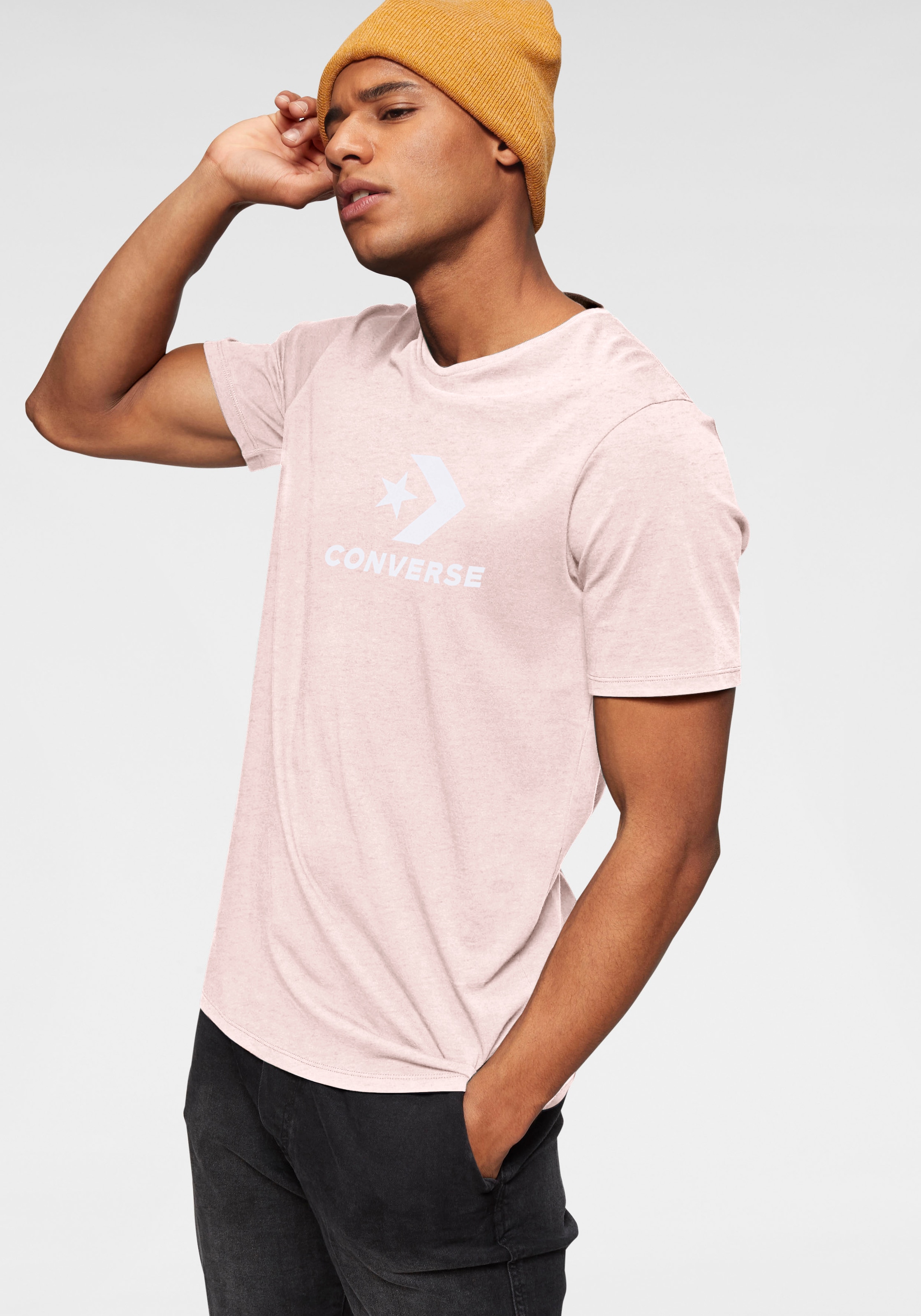 Converse T-Shirt »UNISEX CONVERSE GO-TO STAR CHEVRON LOGO STANDARD FIT T-SHIRT« mit eingefasster Kante am Rundhalsausschnitt, Kurzarm-Design
