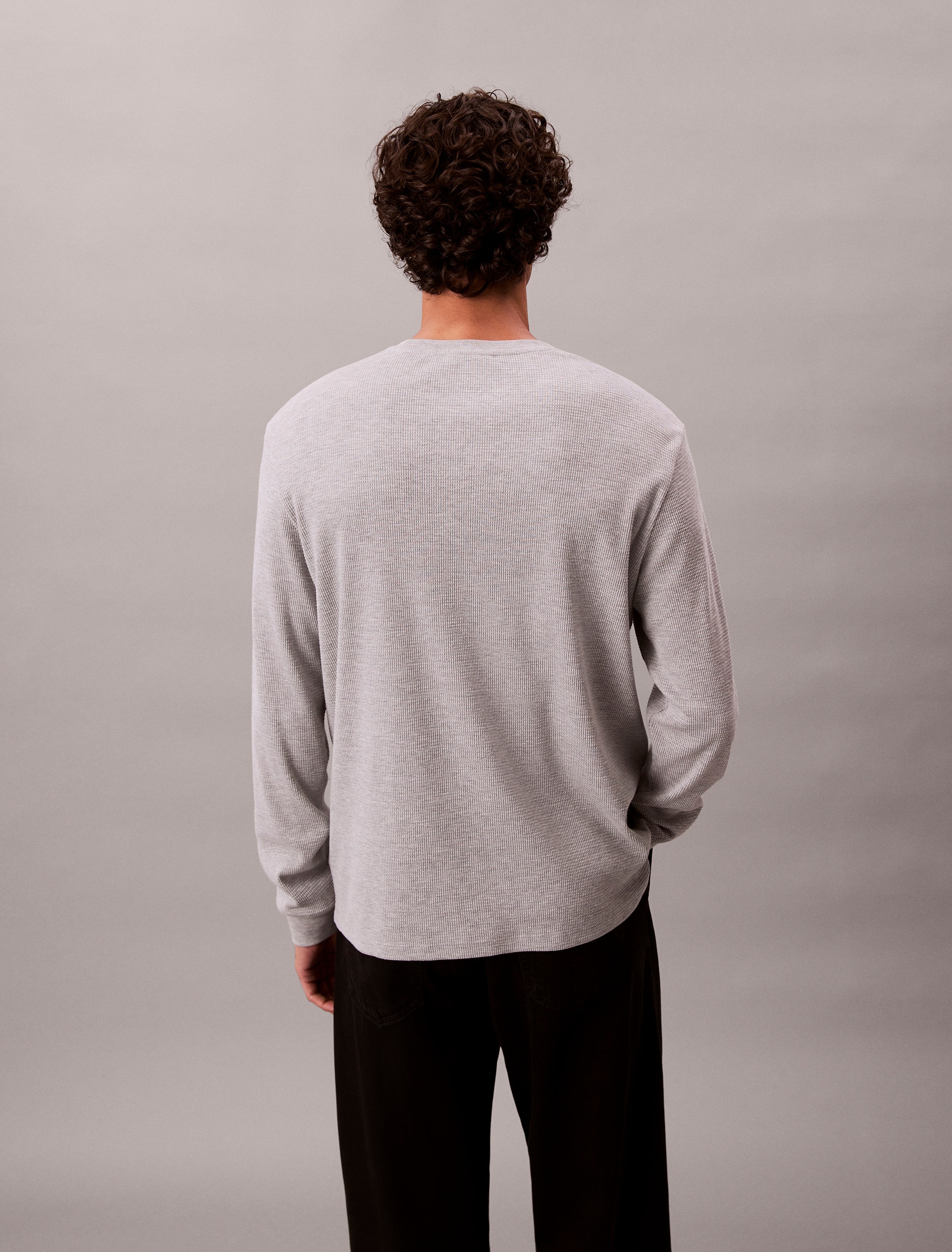 Calvin Klein Jeans Langarmshirt »LS WAFFLE BADGE CREWNK TEE«, Mit Rundhalsausschnitt
