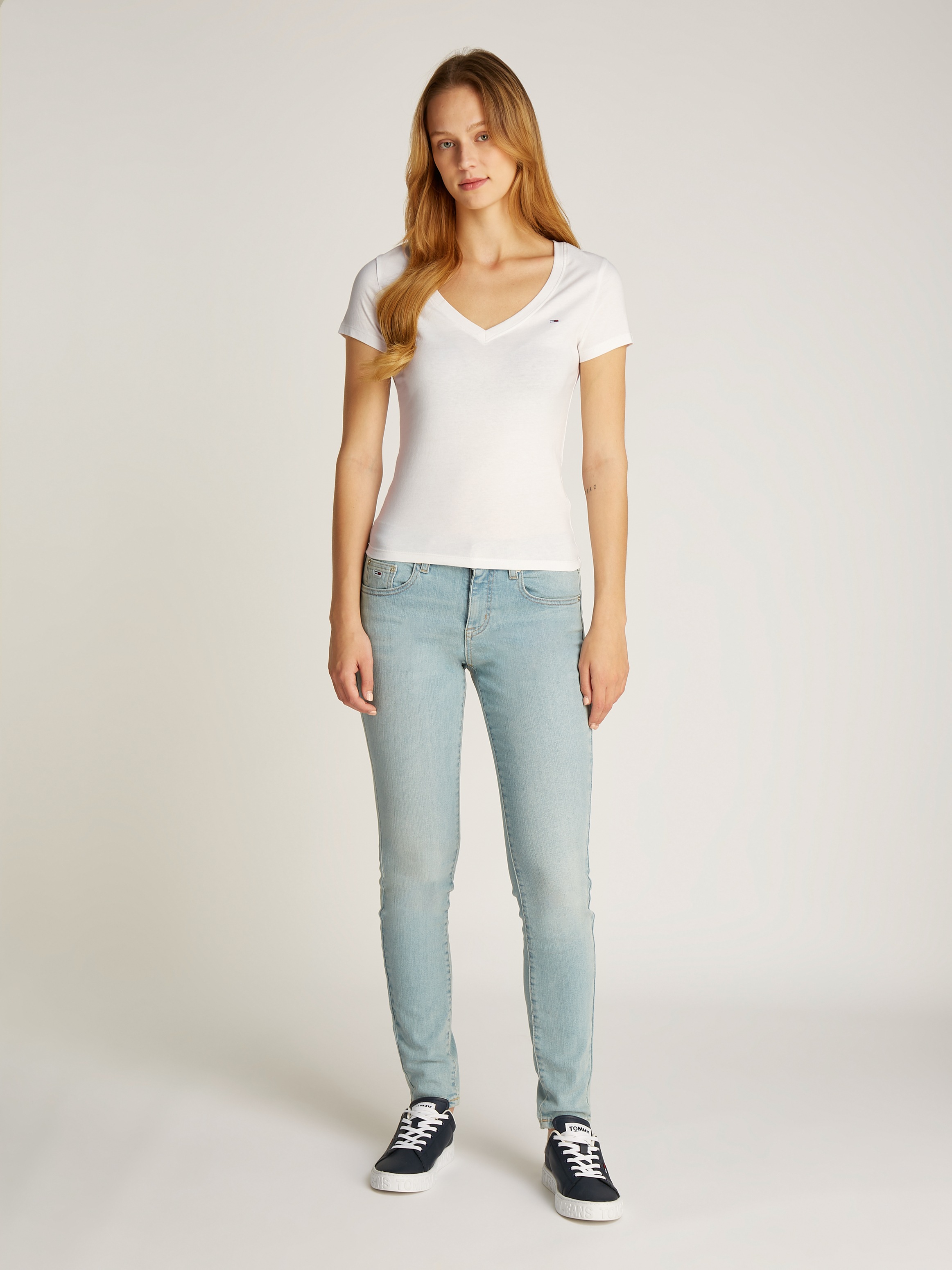 Tommy Jeans T-Shirt »TJW 2PACK V-NECK TEE«, (Packung, 2 tlg., 2-er Pack), mit Logostickerei